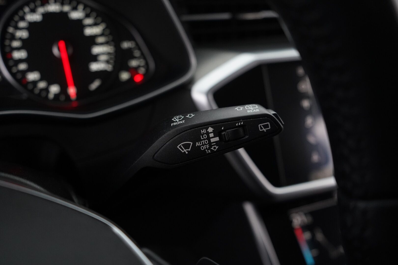 Audi A6 2020 Avant Business Sport 40 TDI MHEV quattro S tronic *Webasto / Koukku / Tutkat / Matrix-Led / Sport-penkit* - Suomi-auto / Kahdet renkaat alumiinivanteilla / Jakopää 07/2025