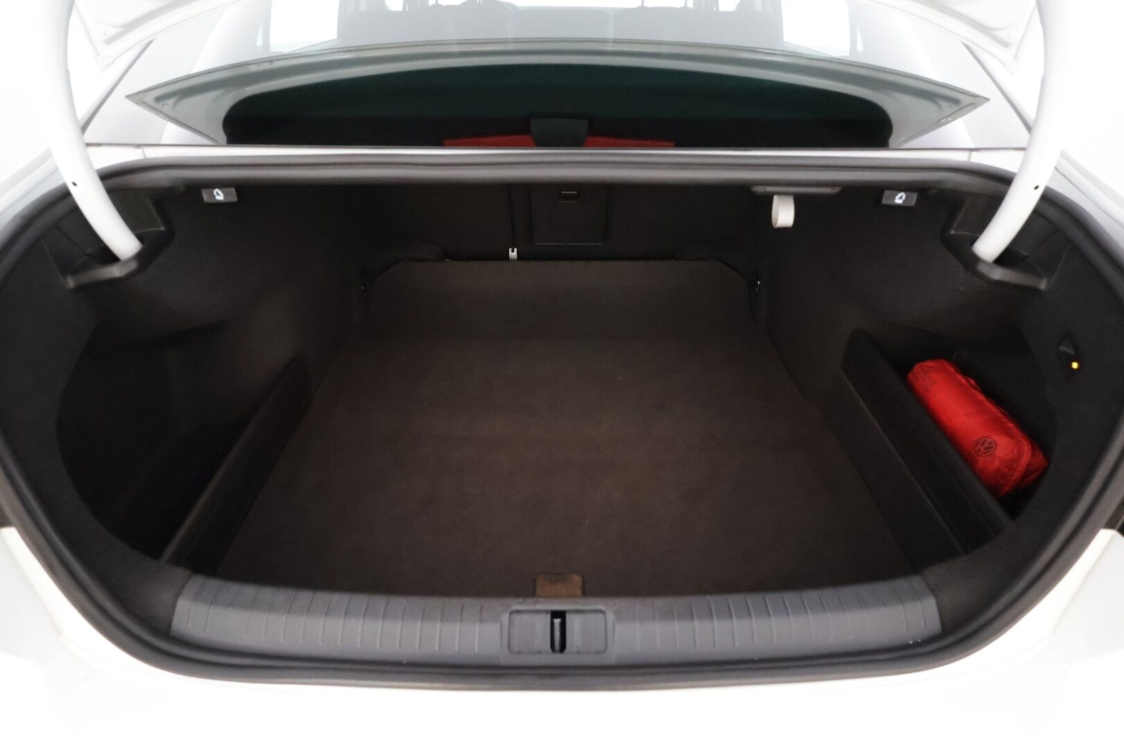 Volkswagen Passat 2022 Sedan R-Line 1,5 TSI EVO 110 kW DSG* Matrix LED / Adapt.vakkari / Webasto / 360 kamera / Koukku / Keyless/ Aplle&Android* - 1.Om Suomi auto / 2x renkaat alumiini vanteilla