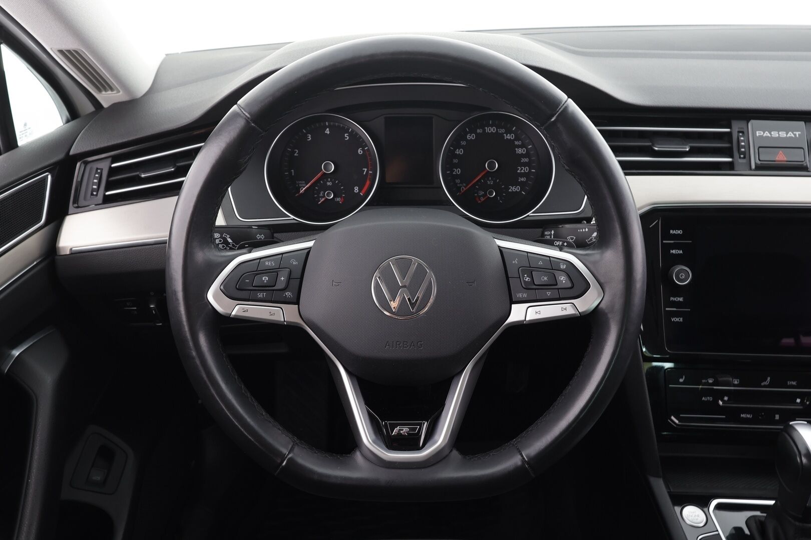 Volkswagen Passat 2022 Sedan R-Line 1,5 TSI EVO 110 kW DSG* Matrix LED / Adapt.vakkari / Webasto / 360 kamera / Koukku / Keyless/ Aplle&Android* - 1.Om Suomi auto / 2x renkaat alumiini vanteilla