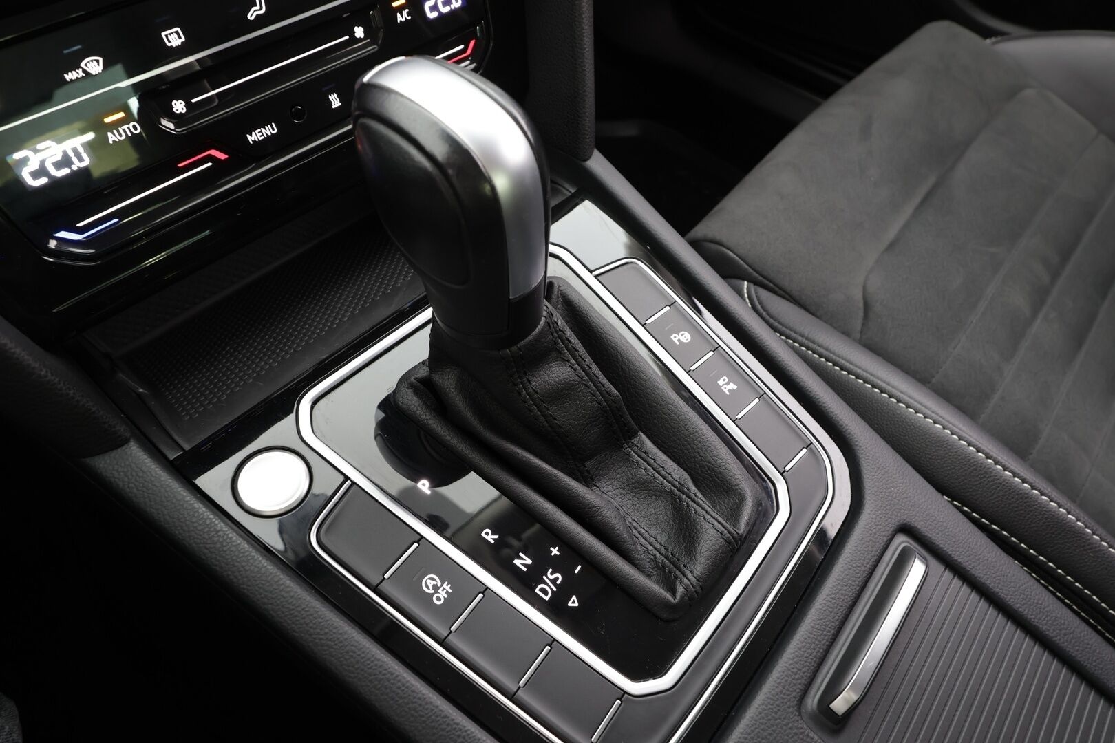 Volkswagen Passat 2022 Sedan R-Line 1,5 TSI EVO 110 kW DSG* Matrix LED / Adapt.vakkari / Webasto / 360 kamera / Koukku / Keyless/ Aplle&Android* - 1.Om Suomi auto / 2x renkaat alumiini vanteilla