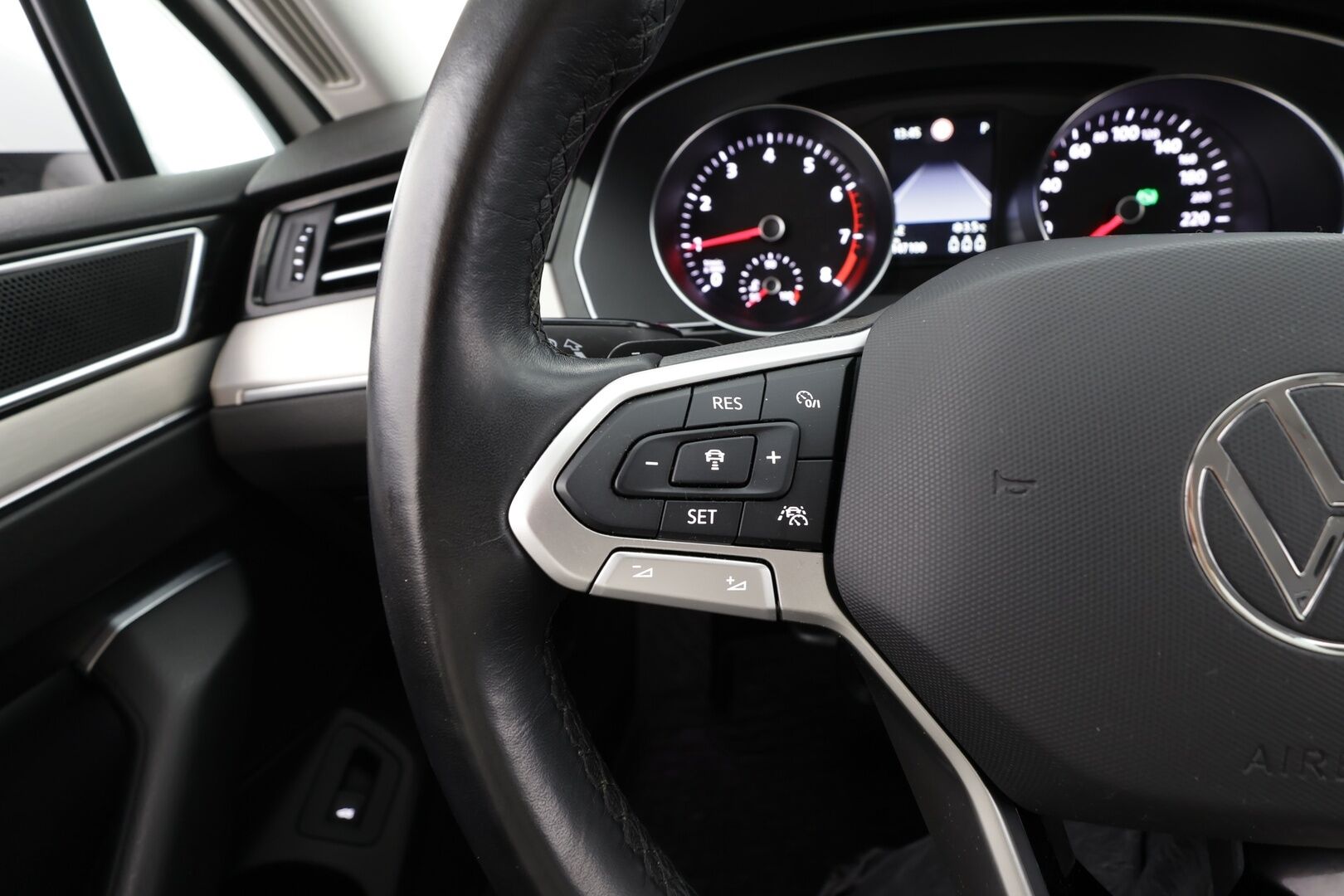 Volkswagen Passat 2022 Sedan R-Line 1,5 TSI EVO 110 kW DSG* Matrix LED / Adapt.vakkari / Webasto / 360 kamera / Koukku / Keyless/ Aplle&Android* - 1.Om Suomi auto / 2x renkaat alumiini vanteilla