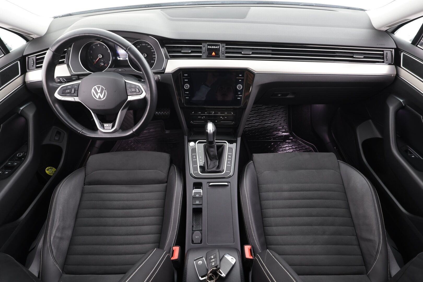 Volkswagen Passat 2022 Sedan R-Line 1,5 TSI EVO 110 kW DSG* Matrix LED / Adapt.vakkari / Webasto / 360 kamera / Koukku / Keyless/ Aplle&Android* - 1.Om Suomi auto / 2x renkaat alumiini vanteilla