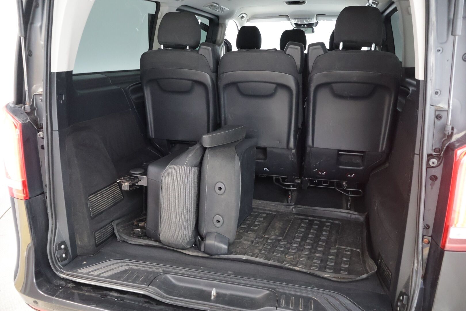 Mercedes-Benz V 2015 220 BlueTEC keskipitkä A2 8-Paikkainen * Webasto / P-Kamera / Vakionopeudensäädin / Tutkat edessä ja takana * - Uudet talvirenkaat / Juuri huollettu / Elokuussa katsastettu! *