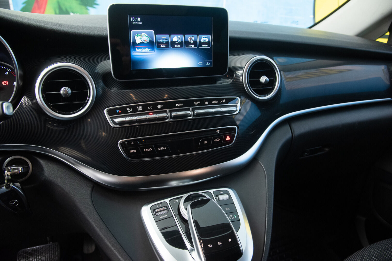 Mercedes-Benz V 2015 220 BlueTEC keskipitkä A2 8-Paikkainen * Webasto / P-Kamera / Vakionopeudensäädin / Tutkat edessä ja takana * - 3,99 % KORKOTARJOUS TÄHÄN AUTOON 31.8. ASTI! - Uudet talvirenkaat / Juuri huollettu / Elokuussa katsastettu! *
