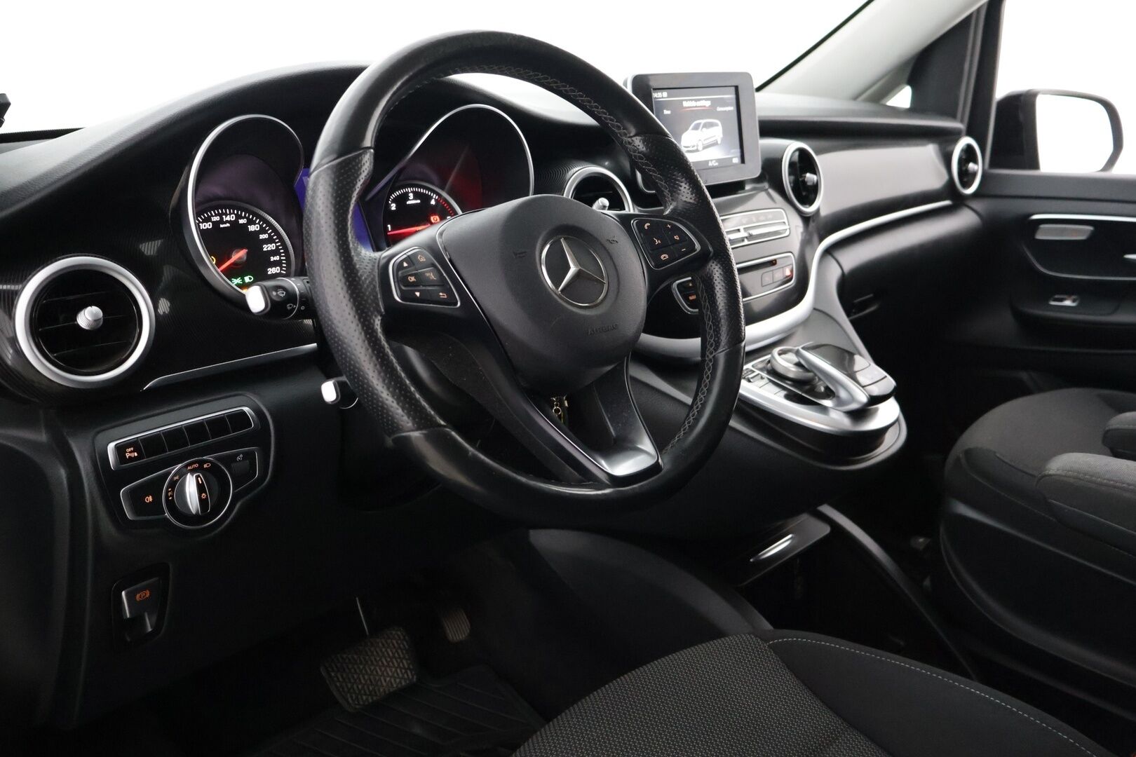 Mercedes-Benz V 2015 220 BlueTEC keskipitkä A2 8-Paikkainen * Webasto / P-Kamera / Vakionopeudensäädin / Tutkat edessä ja takana * - Uudet talvirenkaat / Juuri huollettu / Elokuussa katsastettu! *