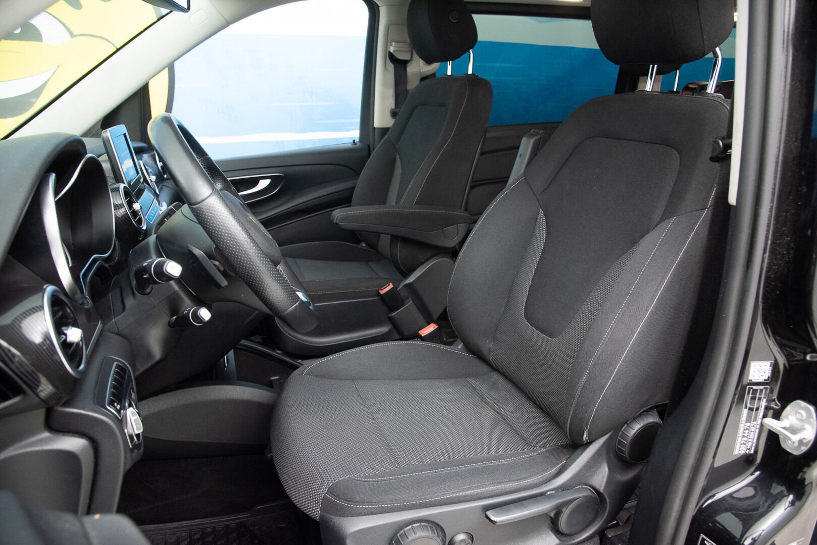 Mercedes-Benz V 2015 220 BlueTEC keskipitkä A2 8-Paikkainen * Webasto / P-Kamera / Vakionopeudensäädin / Tutkat edessä ja takana * - 3,99 % KORKOTARJOUS TÄHÄN AUTOON 31.8. ASTI! - Uudet talvirenkaat / Juuri huollettu / Elokuussa katsastettu! *