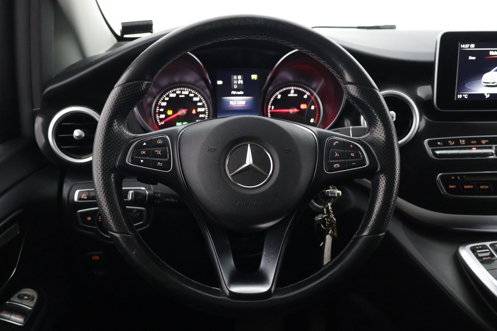 Mercedes-Benz V 2015 220 BlueTEC keskipitkä A2 8-Paikkainen * Webasto / P-Kamera / Vakionopeudensäädin / Tutkat edessä ja takana * - Uudet talvirenkaat / Juuri huollettu / Elokuussa katsastettu! *