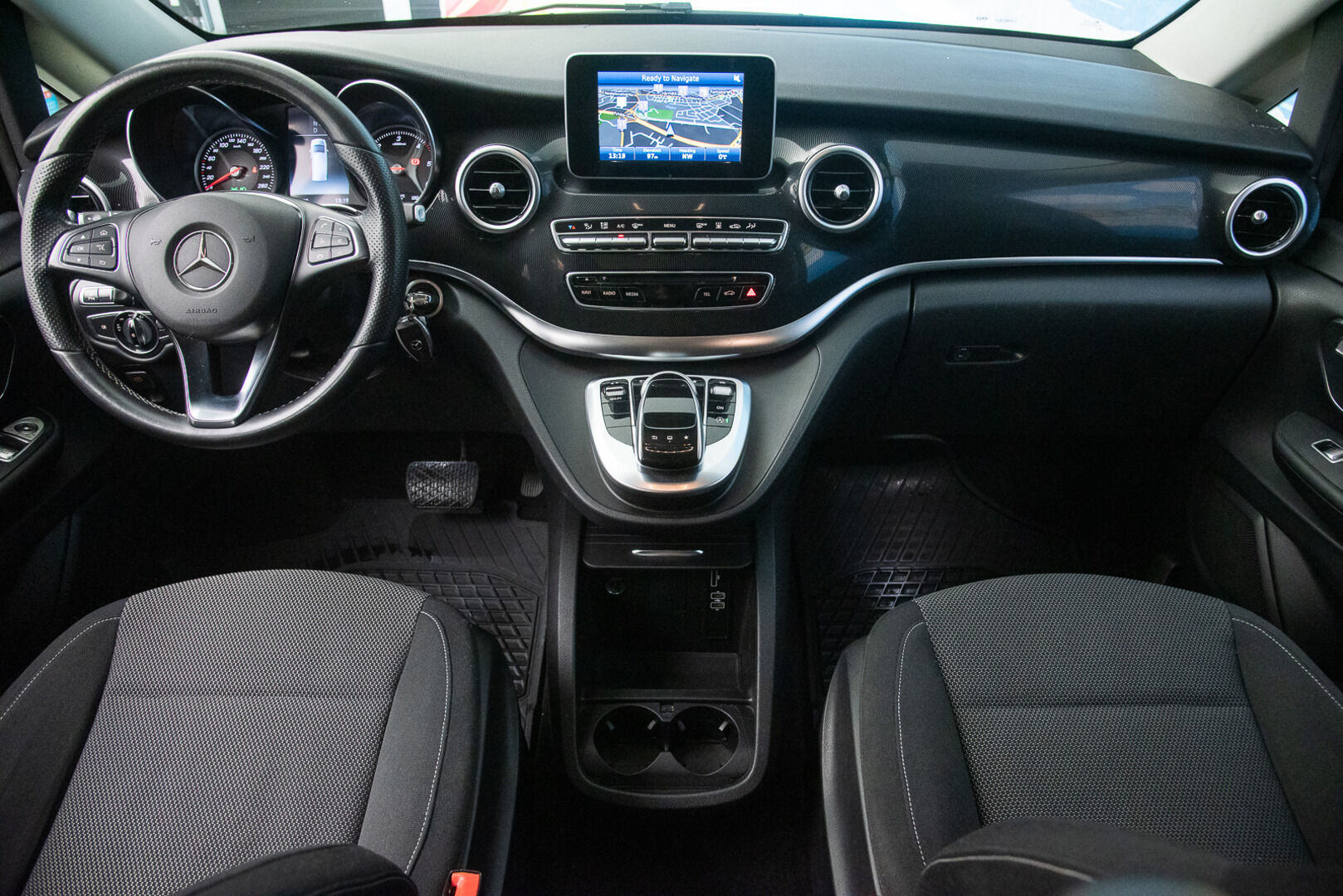 Mercedes-Benz V 2015 220 BlueTEC keskipitkä A2 8-Paikkainen * Webasto / P-Kamera / Vakionopeudensäädin / Tutkat edessä ja takana * - 3,99 % KORKOTARJOUS TÄHÄN AUTOON 31.8. ASTI! - Uudet talvirenkaat / Juuri huollettu / Elokuussa katsastettu! *
