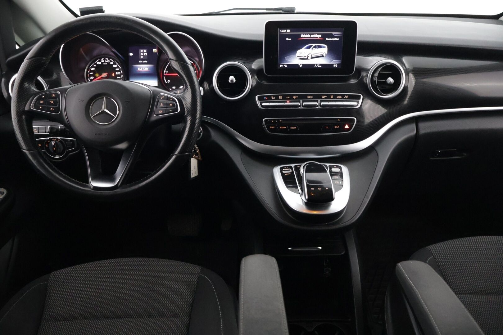 Mercedes-Benz V 2015 220 BlueTEC keskipitkä A2 8-Paikkainen * Webasto / P-Kamera / Vakionopeudensäädin / Tutkat edessä ja takana * - Uudet talvirenkaat / Juuri huollettu / Elokuussa katsastettu! *