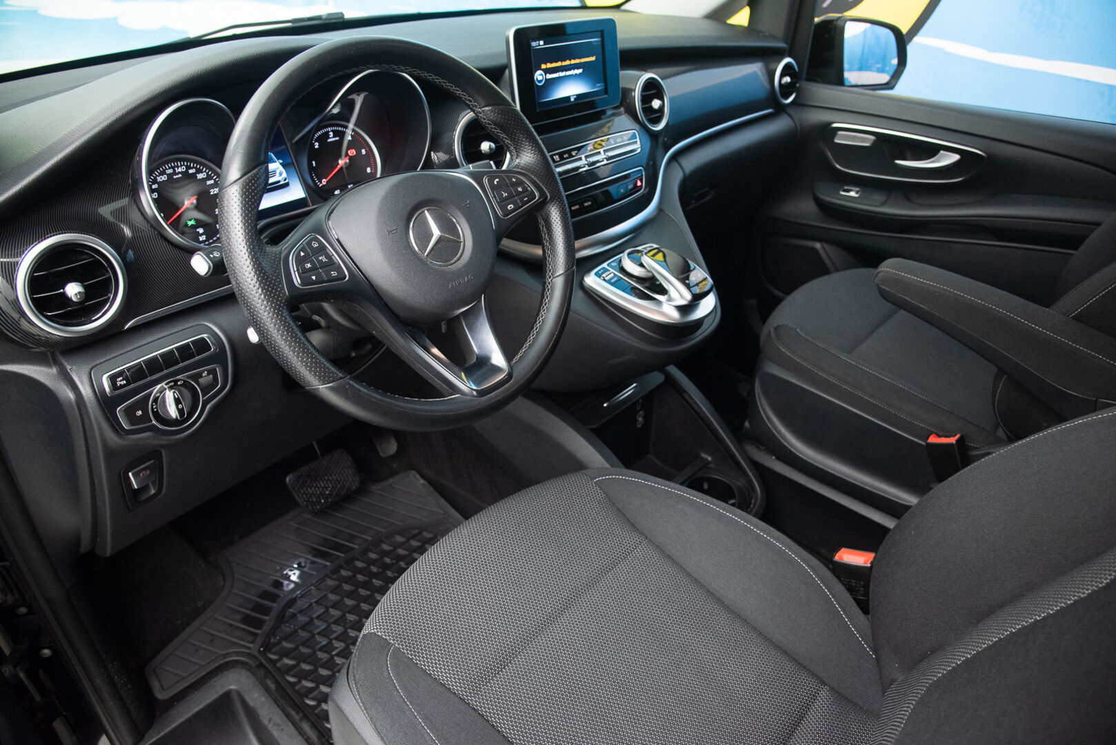 Mercedes-Benz V 2015 220 BlueTEC keskipitkä A2 8-Paikkainen * Webasto / P-Kamera / Vakionopeudensäädin / Tutkat edessä ja takana * - 3,99 % KORKOTARJOUS TÄHÄN AUTOON 31.8. ASTI! - Uudet talvirenkaat / Juuri huollettu / Elokuussa katsastettu! *