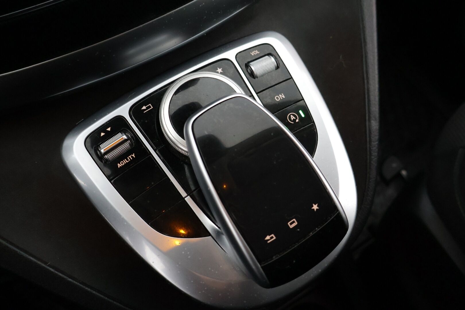 Mercedes-Benz V 2015 220 BlueTEC keskipitkä A2 8-Paikkainen * Webasto / P-Kamera / Vakionopeudensäädin / Tutkat edessä ja takana * - Uudet talvirenkaat / Juuri huollettu / Elokuussa katsastettu! *