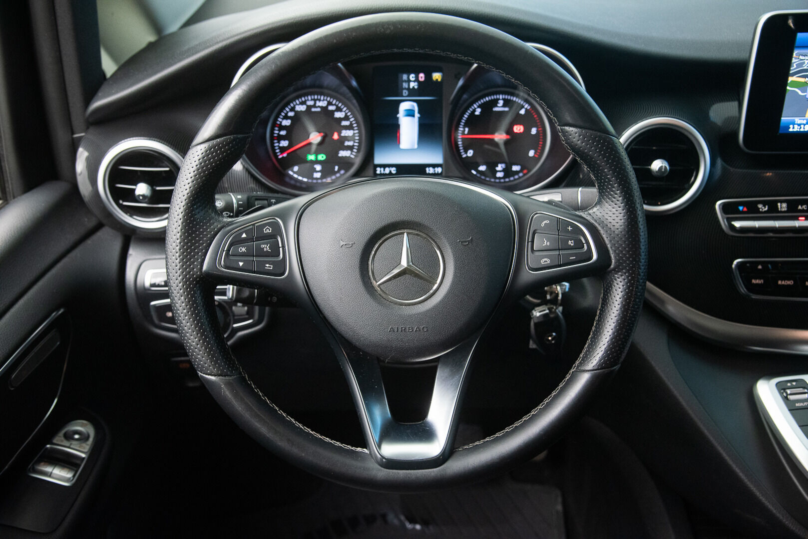 Mercedes-Benz V 2015 220 BlueTEC keskipitkä A2 8-Paikkainen * Webasto / P-Kamera / Vakionopeudensäädin / Tutkat edessä ja takana * - 3,99 % KORKOTARJOUS TÄHÄN AUTOON 31.8. ASTI! - Uudet talvirenkaat / Juuri huollettu / Elokuussa katsastettu! *