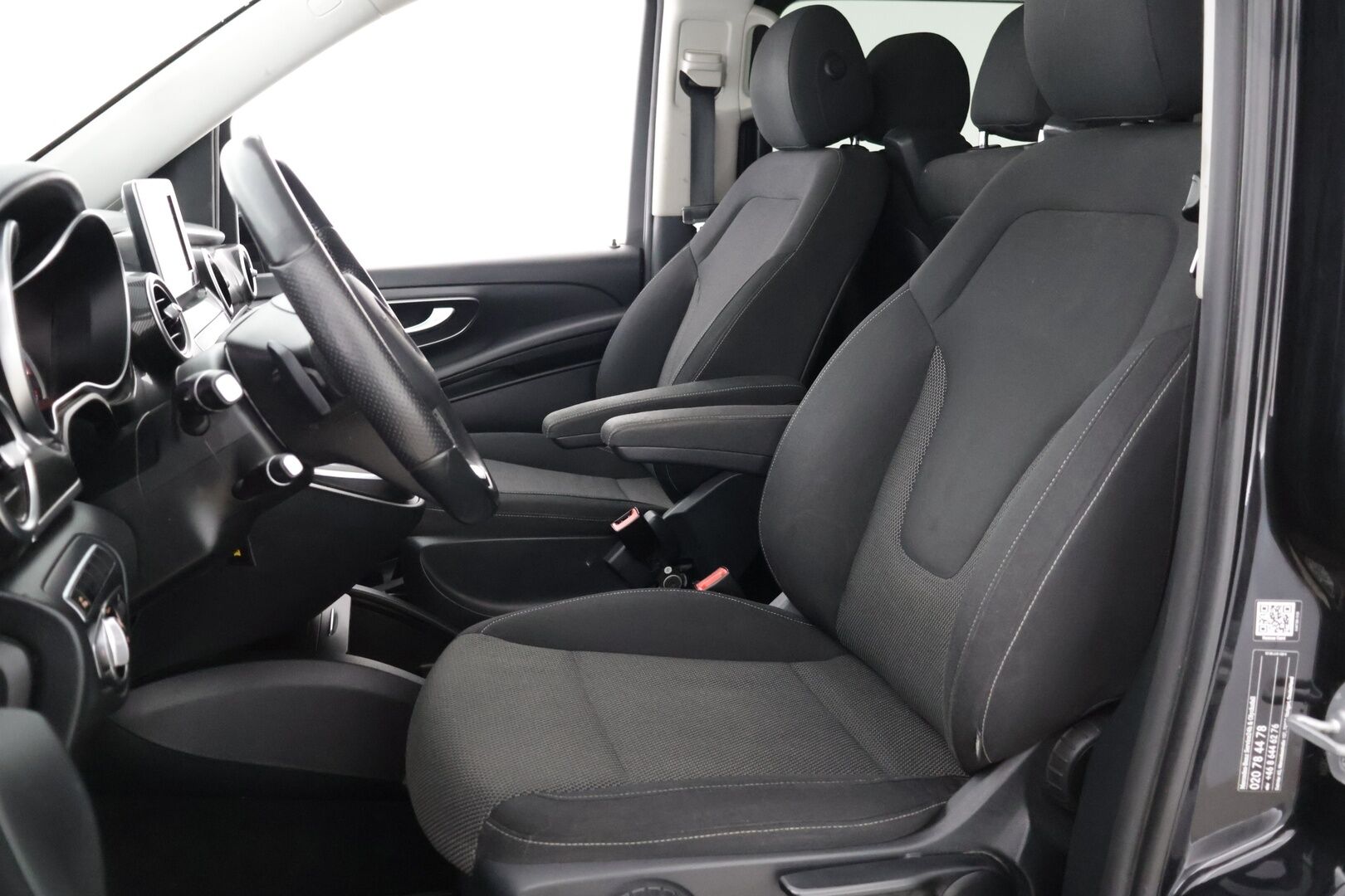 Mercedes-Benz V 2015 220 BlueTEC keskipitkä A2 8-Paikkainen * Webasto / P-Kamera / Vakionopeudensäädin / Tutkat edessä ja takana * - Uudet talvirenkaat / Juuri huollettu / Elokuussa katsastettu! *