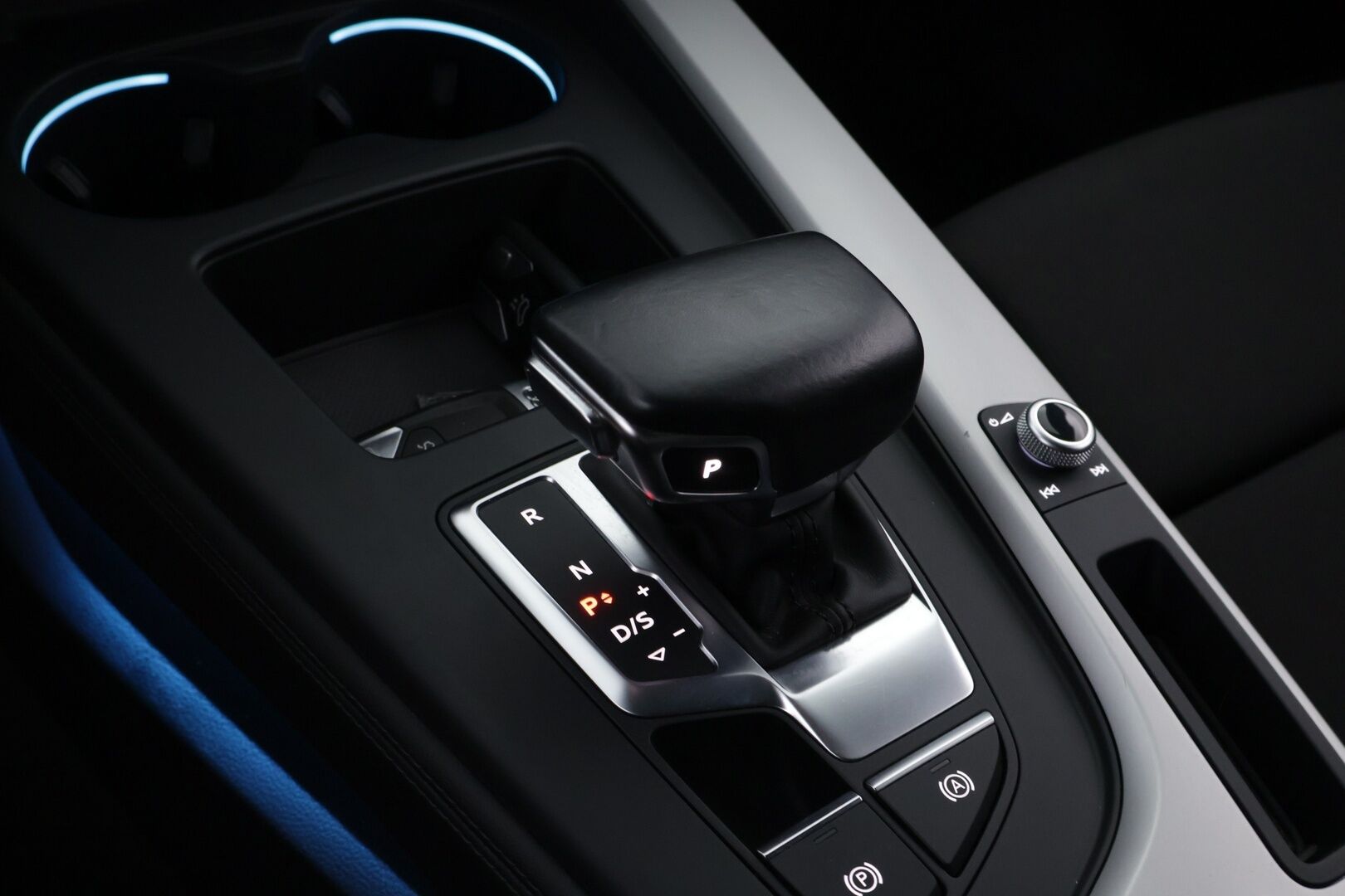 Audi A4 2019 Avant Business Advanced 40 TFSI 140 kW MHEV S tronic - Suomiauto | Webasto | Koukku | Matrix LED | Digital Cockpit | BLIS | Peruutuskamera | Apple&Android | Sporttipenkit | Juuri tullut Tampereelle!