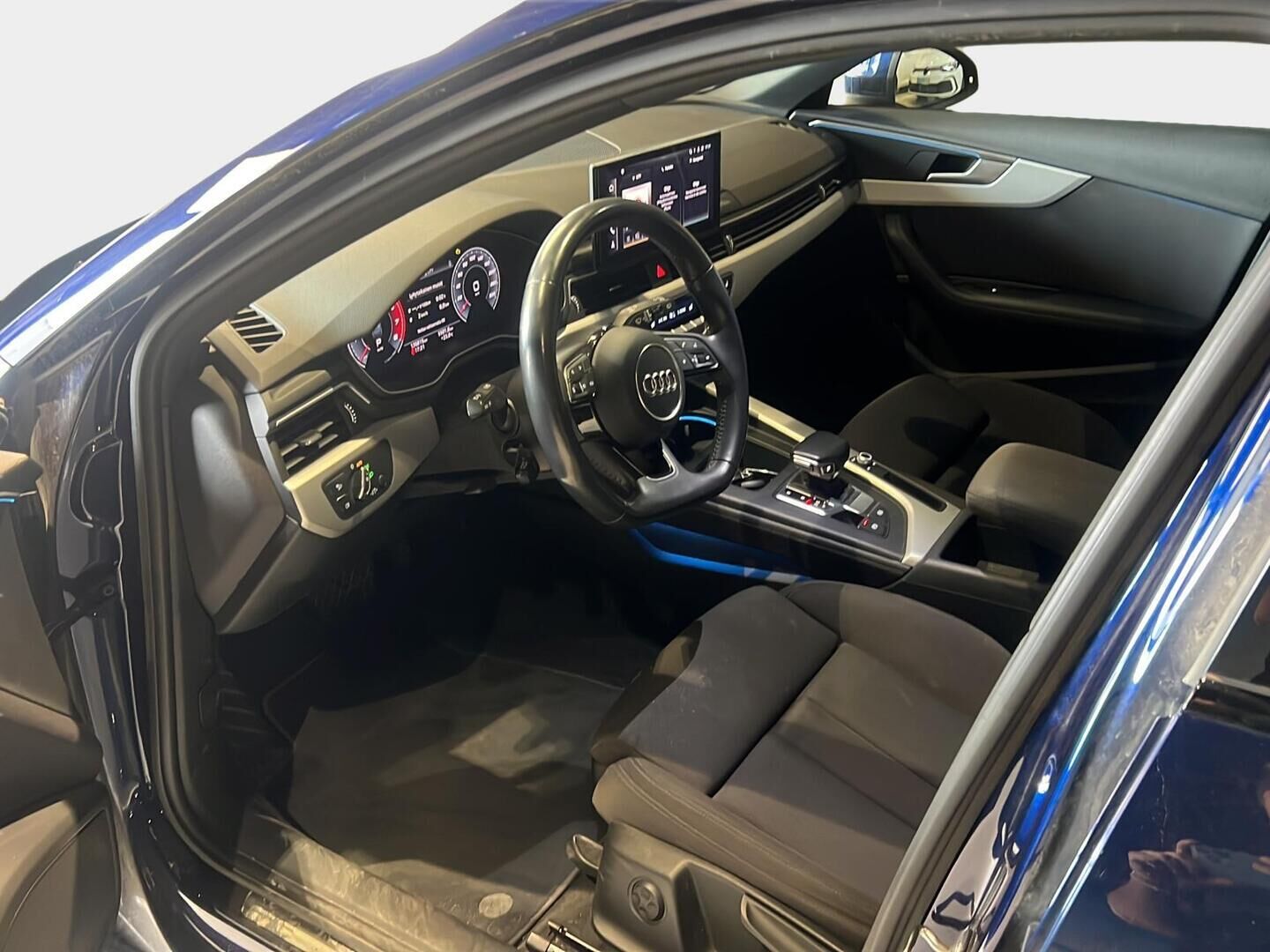 Audi A4 2019 Avant Business Advanced 40 TFSI 140 kW MHEV S tronic - Suomiauto | Webasto | Koukku | Matrix LED | Digital Cockpit | BLIS | Peruutuskamera | Apple&Android | Sporttipenkit | Juuri tullut Tampereelle!
