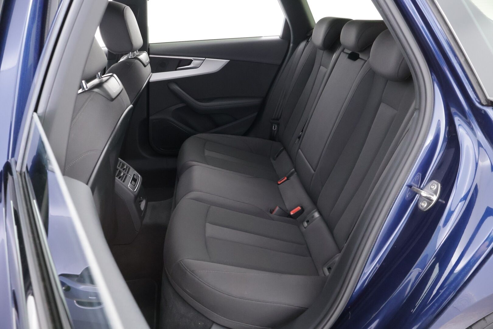 Audi A4 2019 Avant Business Advanced 40 TFSI 140 kW MHEV S tronic - Suomiauto | Webasto | Koukku | Matrix LED | Digital Cockpit | BLIS | Peruutuskamera | Apple&Android | Sporttipenkit | Juuri tullut Tampereelle!