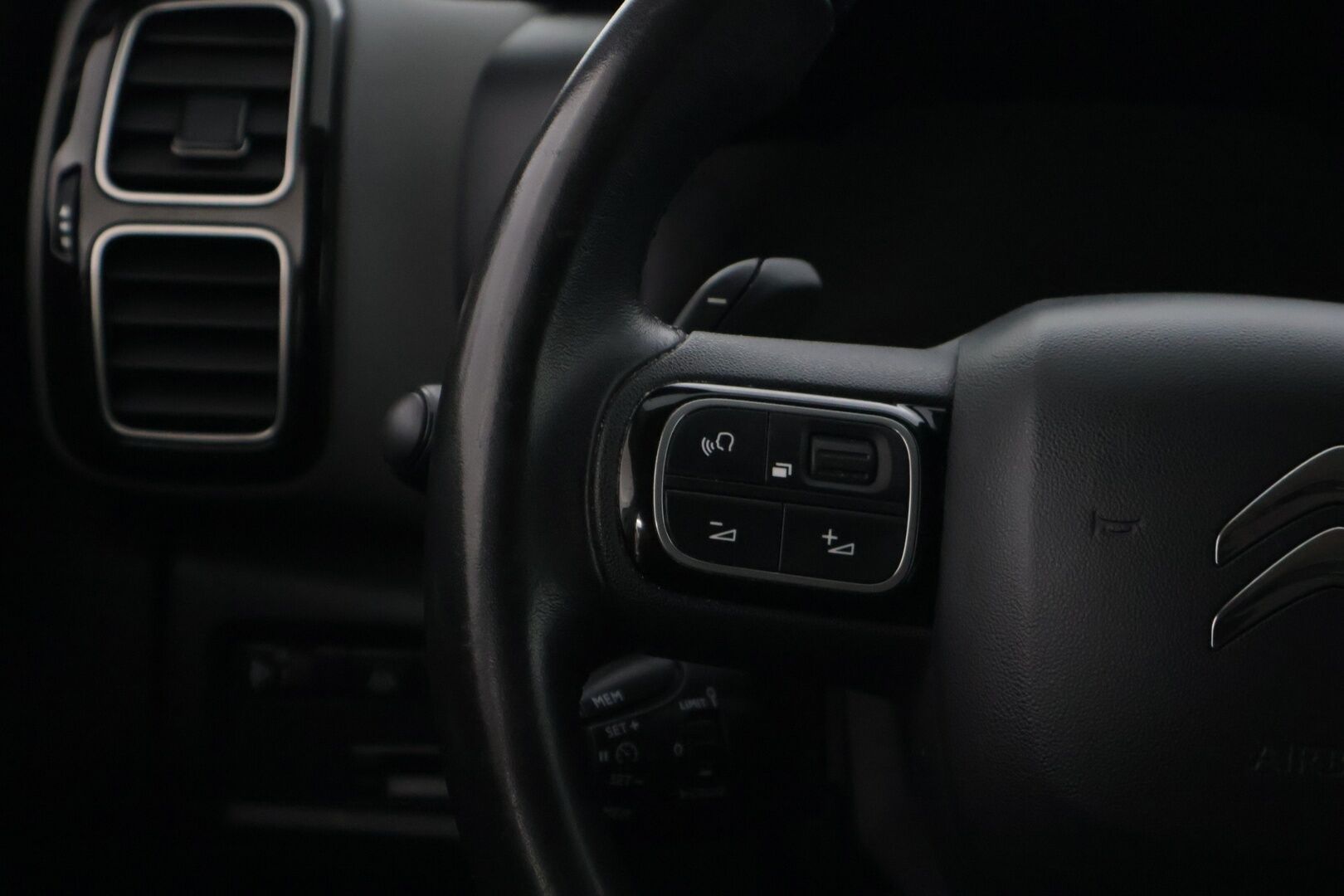 Citroen C5 Aircross 2020 PureTech 180 Feel EAT8 Automaatti* Kaistavahti / Digimittaristo / Tutkat * - *Luotettavalla ja paremmalla 1.6 tekniikalla / Merkkiliikkeen huoltohistoria *
