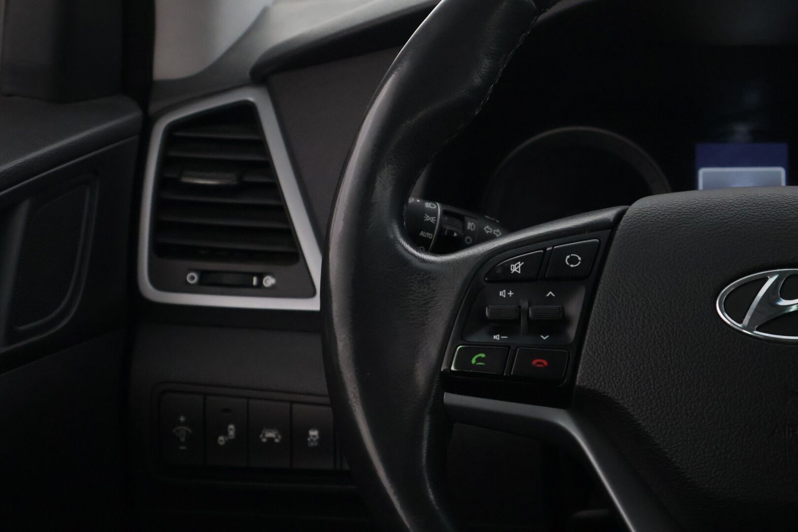 Hyundai Tucson 2016 1.6 T-GDI 4WD 7DCT-aut Premium * Panorama / Blis / Kaistavahti / lämmitettävät/tuuletettavat etupenkit /  Nahkapenkit * - * huippuvarusteet / Uusi tuulilasi / 2x vanteet ja hyvillä kumeilla *