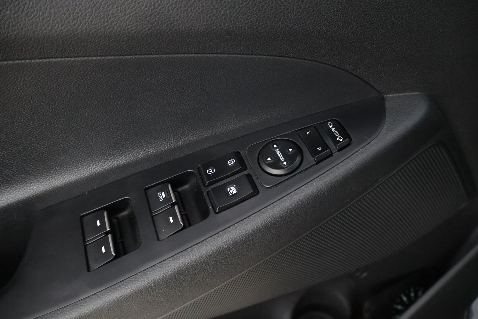 Hyundai Tucson 2016 1.6 T-GDI 4WD 7DCT-aut Premium * Panorama / Blis / Kaistavahti / lämmitettävät/tuuletettavat etupenkit /  Nahkapenkit * - * huippuvarusteet / Uusi tuulilasi / 2x vanteet ja hyvillä kumeilla *