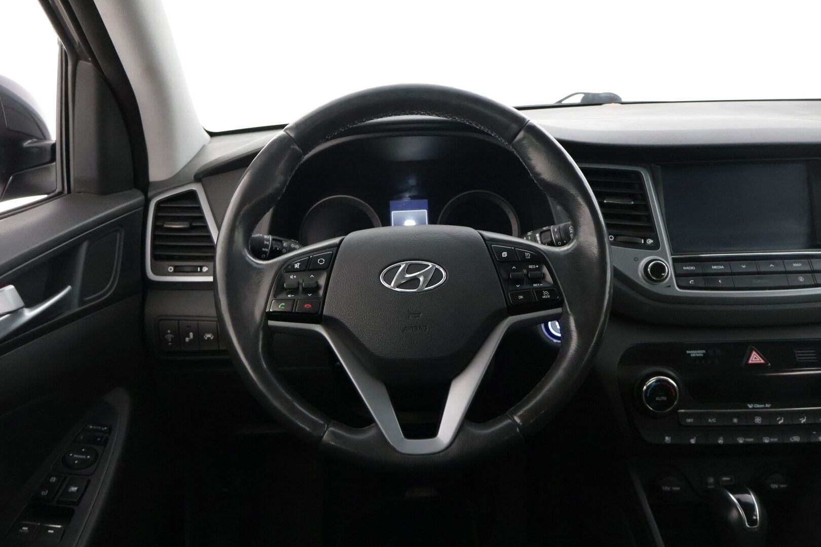 Hyundai Tucson 2016 1.6 T-GDI 4WD 7DCT-aut Premium * Panorama / Blis / Kaistavahti / lämmitettävät/tuuletettavat etupenkit /  Nahkapenkit * - * huippuvarusteet / Uusi tuulilasi / 2x vanteet ja hyvillä kumeilla *