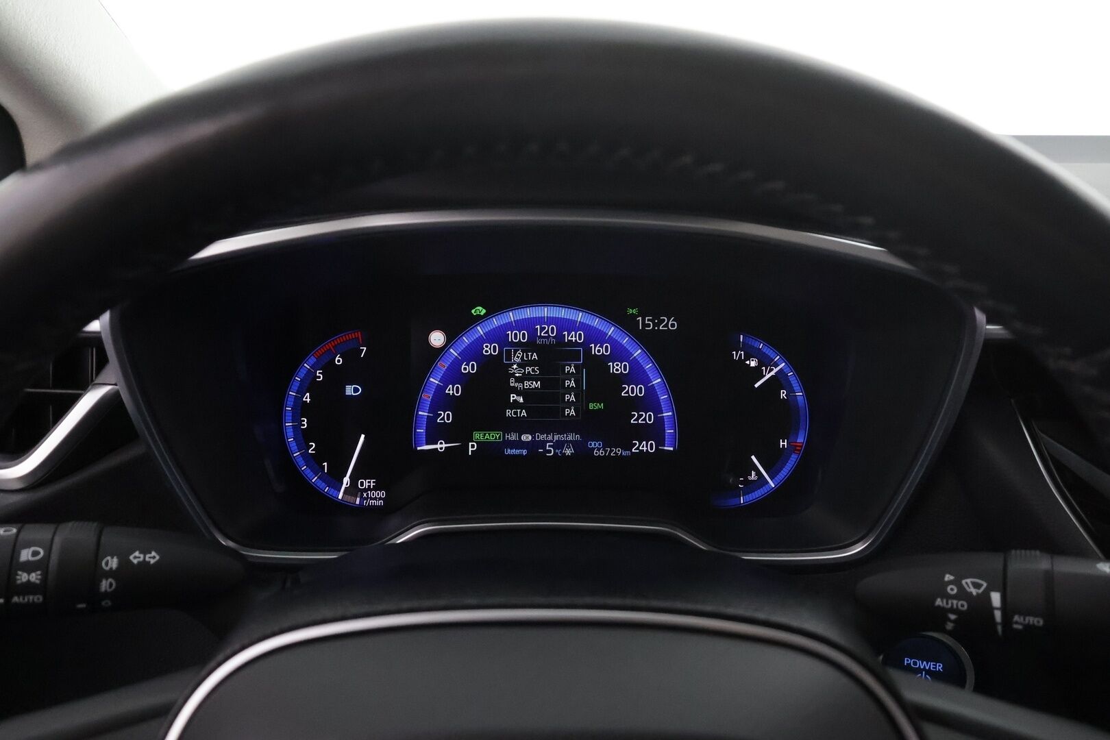 Toyota Corolla 2019 Sedan 1,8 Hybrid Style * ACC / LED / P.Kamera / Navi / Kaistavahti / Keyless * - Suomi-auto / Kahdet renkaat aluvanteilla / Merkkihuollot