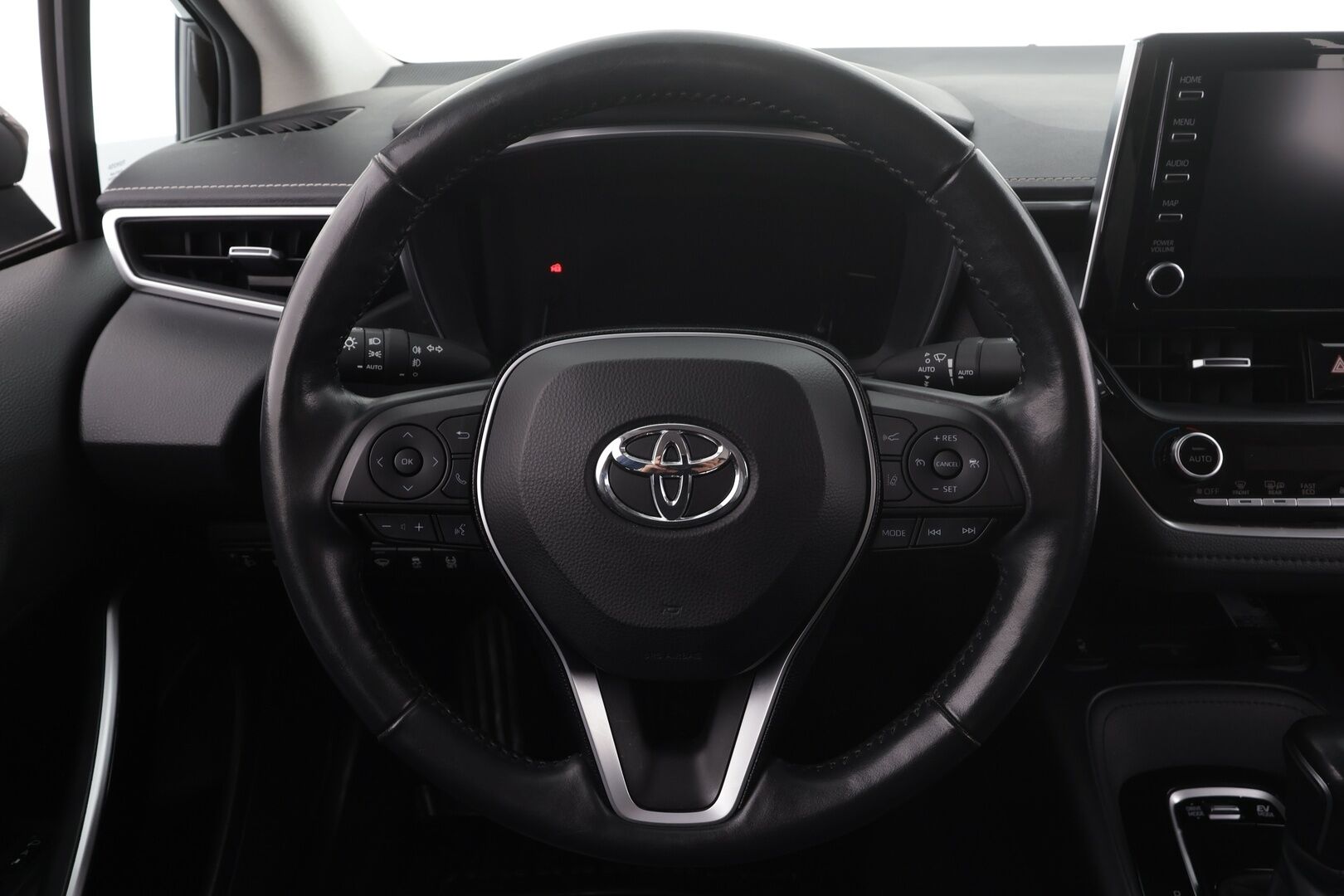 Toyota Corolla 2019 Sedan 1,8 Hybrid Style * ACC / LED / P.Kamera / Navi / Kaistavahti / Keyless * - Suomi-auto / Kahdet renkaat aluvanteilla / Merkkihuollot