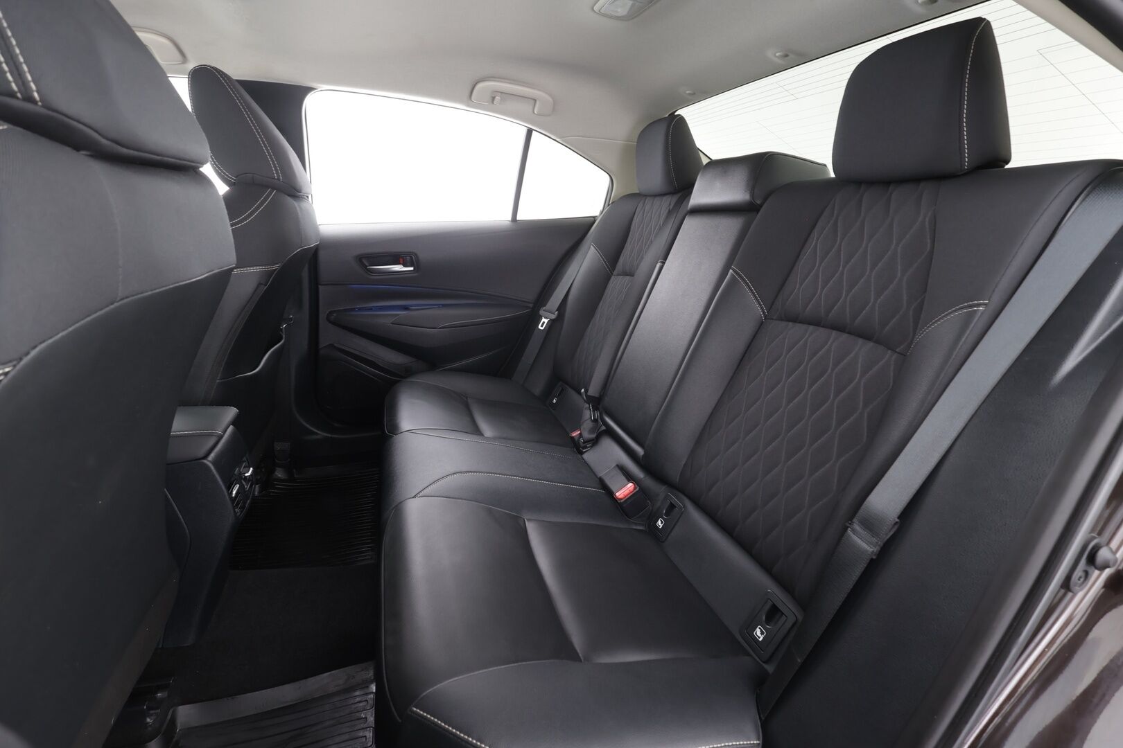 Toyota Corolla 2019 Sedan 1,8 Hybrid Style * ACC / LED / P.Kamera / Navi / Kaistavahti / Keyless * - Suomi-auto / Kahdet renkaat aluvanteilla / Merkkihuollot