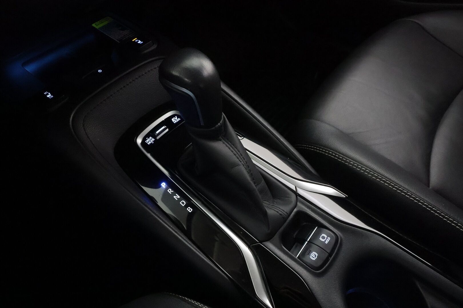 Toyota Corolla 2019 Sedan 1,8 Hybrid Style * ACC / LED / P.Kamera / Navi / Kaistavahti / Keyless * - Suomi-auto / Kahdet renkaat aluvanteilla / Merkkihuollot