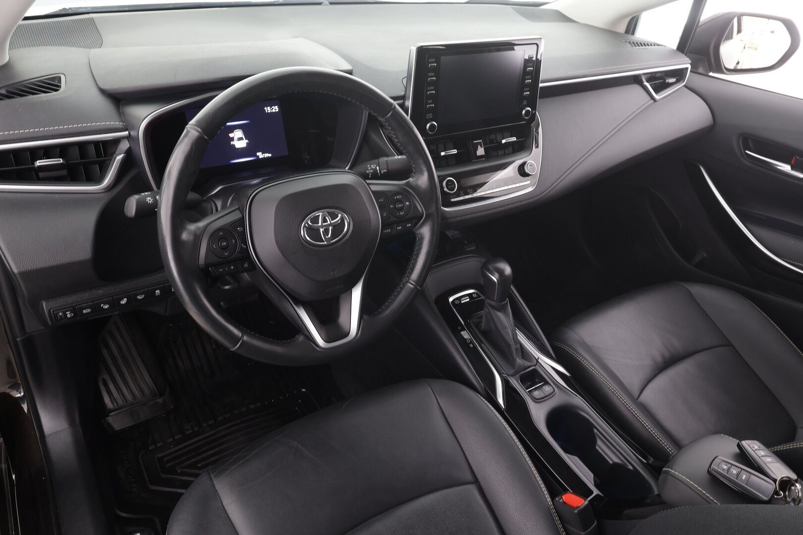 Toyota Corolla 2019 Sedan 1,8 Hybrid Style * ACC / LED / P.Kamera / Navi / Kaistavahti / Keyless * - Suomi-auto / Kahdet renkaat aluvanteilla / Merkkihuollot