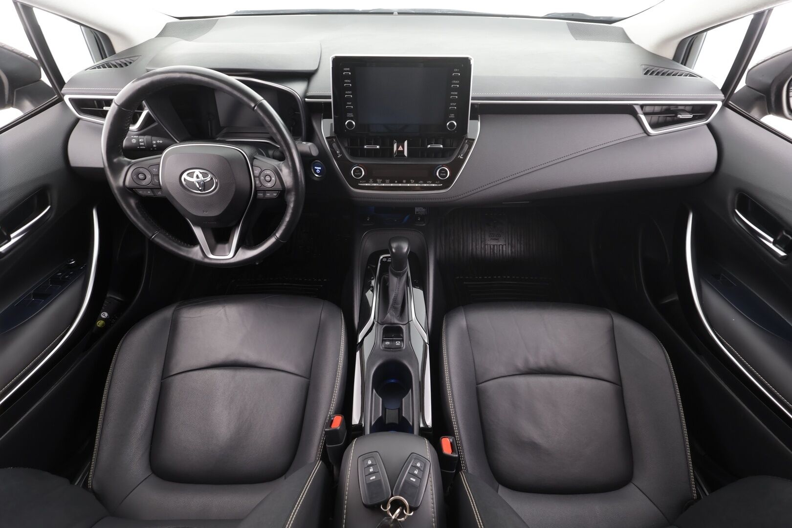 Toyota Corolla 2019 Sedan 1,8 Hybrid Style * ACC / LED / P.Kamera / Navi / Kaistavahti / Keyless * - Suomi-auto / Kahdet renkaat aluvanteilla / Merkkihuollot