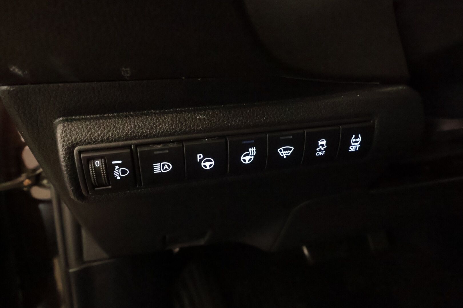 Toyota Corolla 2019 Sedan 1,8 Hybrid Style * ACC / LED / P.Kamera / Navi / Kaistavahti / Keyless * - Suomi-auto / Kahdet renkaat aluvanteilla / Merkkihuollot