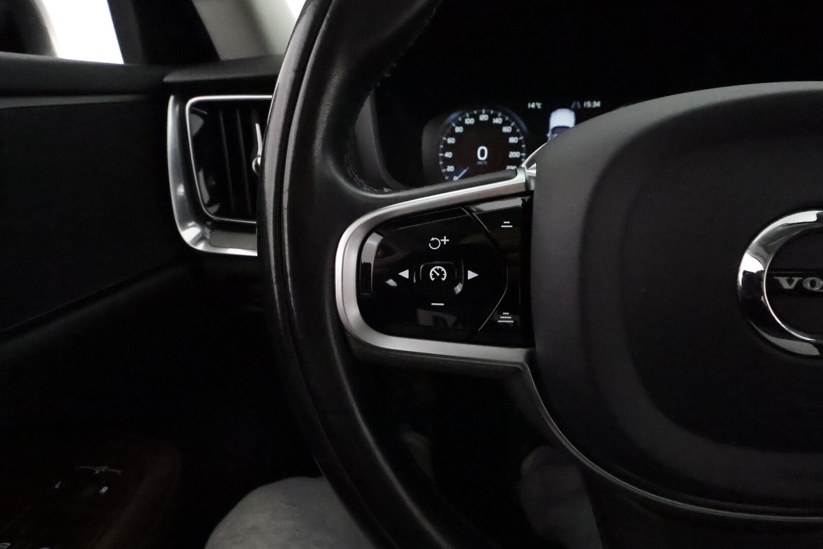 Volvo V60 2020 T8 TwE AWD Inscription aut *ACC / Webasto / Muistipenkki / Panorama / LED / Navi / Ruskeat sporttinahat* - 1.Om Suomi-auto / Kahdet renkaat aluvanteilla