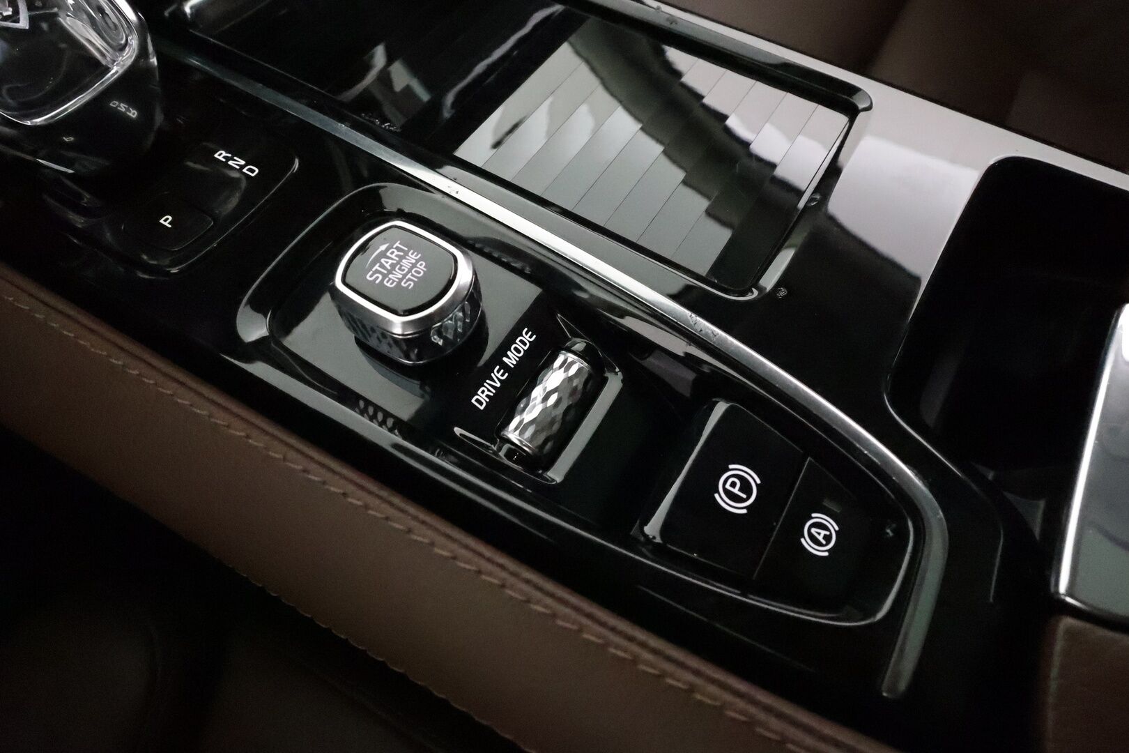 Volvo V60 2020 T8 TwE AWD Inscription aut *ACC / Webasto / Muistipenkki / Panorama / LED / Navi / Ruskeat sporttinahat* - 1.Om Suomi-auto / Kahdet renkaat aluvanteilla