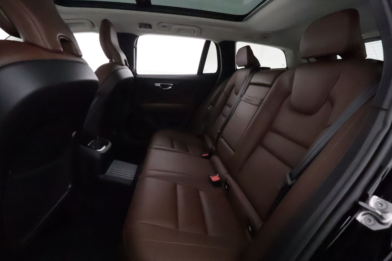 Volvo V60 2020 T8 TwE AWD Inscription aut *ACC / Webasto / Muistipenkki / Panorama / LED / Navi / Ruskeat sporttinahat* - 1.Om Suomi-auto / Kahdet renkaat aluvanteilla