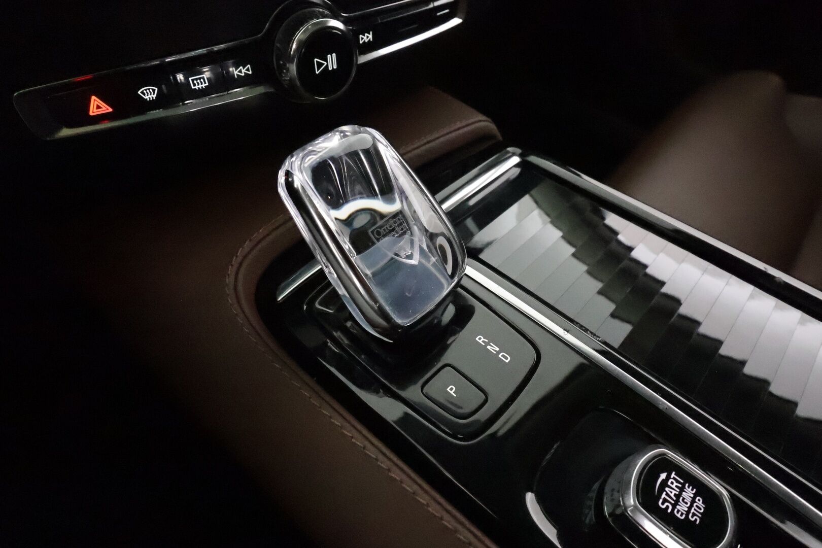 Volvo V60 2020 T8 TwE AWD Inscription aut *ACC / Webasto / Muistipenkki / Panorama / LED / Navi / Ruskeat sporttinahat* - 1.Om Suomi-auto / Kahdet renkaat aluvanteilla