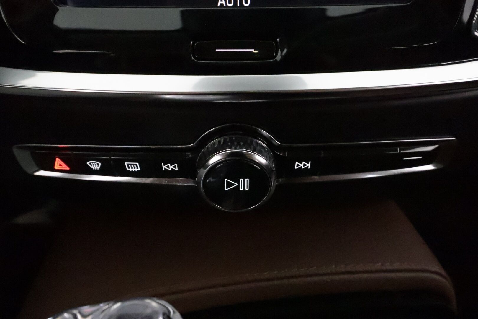Volvo V60 2020 T8 TwE AWD Inscription aut *ACC / Webasto / Muistipenkki / Panorama / LED / Navi / Ruskeat sporttinahat* - 1.Om Suomi-auto / Kahdet renkaat aluvanteilla