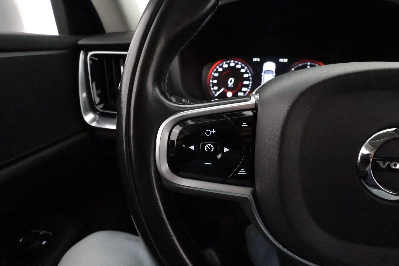 Volvo V60 Cross Country 2020 D4 AWD Business aut **Adapt.vakkari / Full LED / Webasto / Koukku / P.kamera / KeylessGo / Digimittaristo / Nahat** - Suomi-auto / Merkkihuollettu / Kahdet renkaat aluvanteilla
