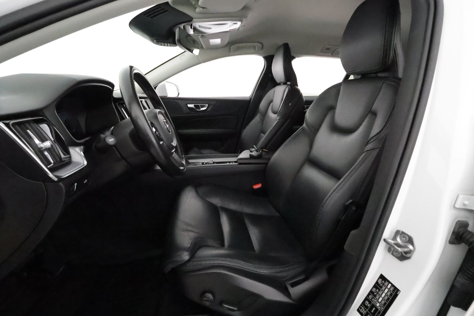 Volvo V60 Cross Country 2020 D4 AWD Business aut **Adapt.vakkari / Full LED / Webasto / Koukku / P.kamera / KeylessGo / Digimittaristo / Nahat** - Suomi-auto / Merkkihuollettu / Kahdet renkaat aluvanteilla