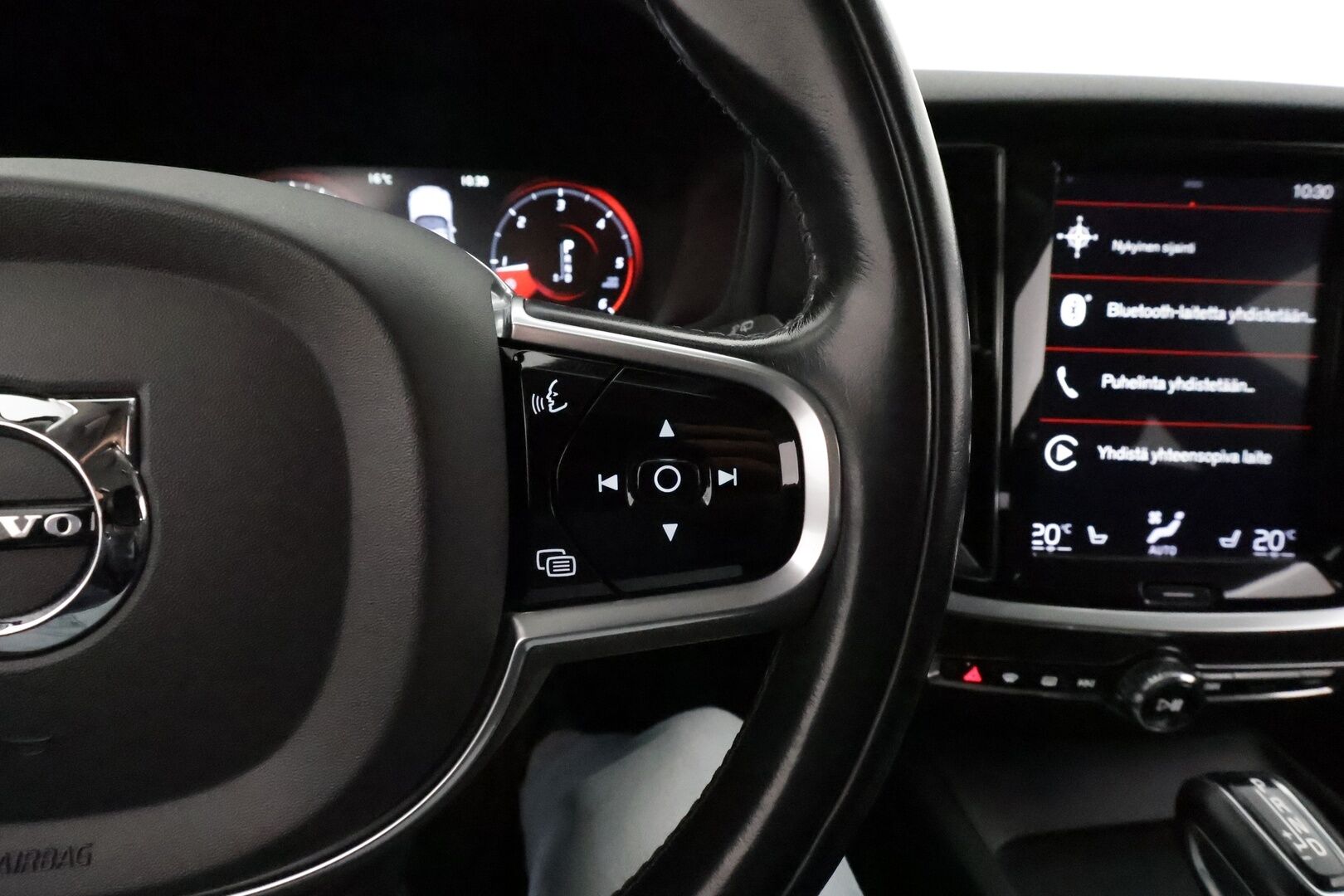 Volvo V60 Cross Country 2020 D4 AWD Business aut **Adapt.vakkari / Full LED / Webasto / Koukku / P.kamera / KeylessGo / Digimittaristo / Nahat** - Suomi-auto / Merkkihuollettu / Kahdet renkaat aluvanteilla