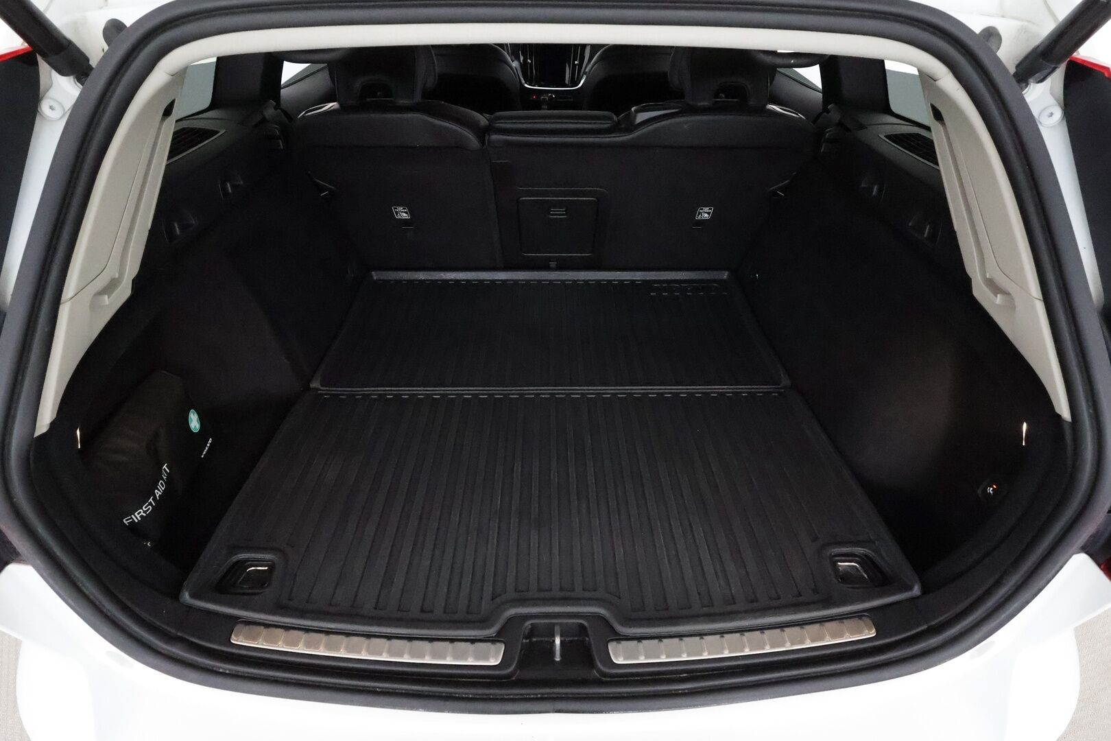 Volvo V60 Cross Country 2020 D4 AWD Business aut **Adapt.vakkari / Full LED / Webasto / Koukku / P.kamera / KeylessGo / Digimittaristo / Nahat** - Suomi-auto / Merkkihuollettu / Kahdet renkaat aluvanteilla