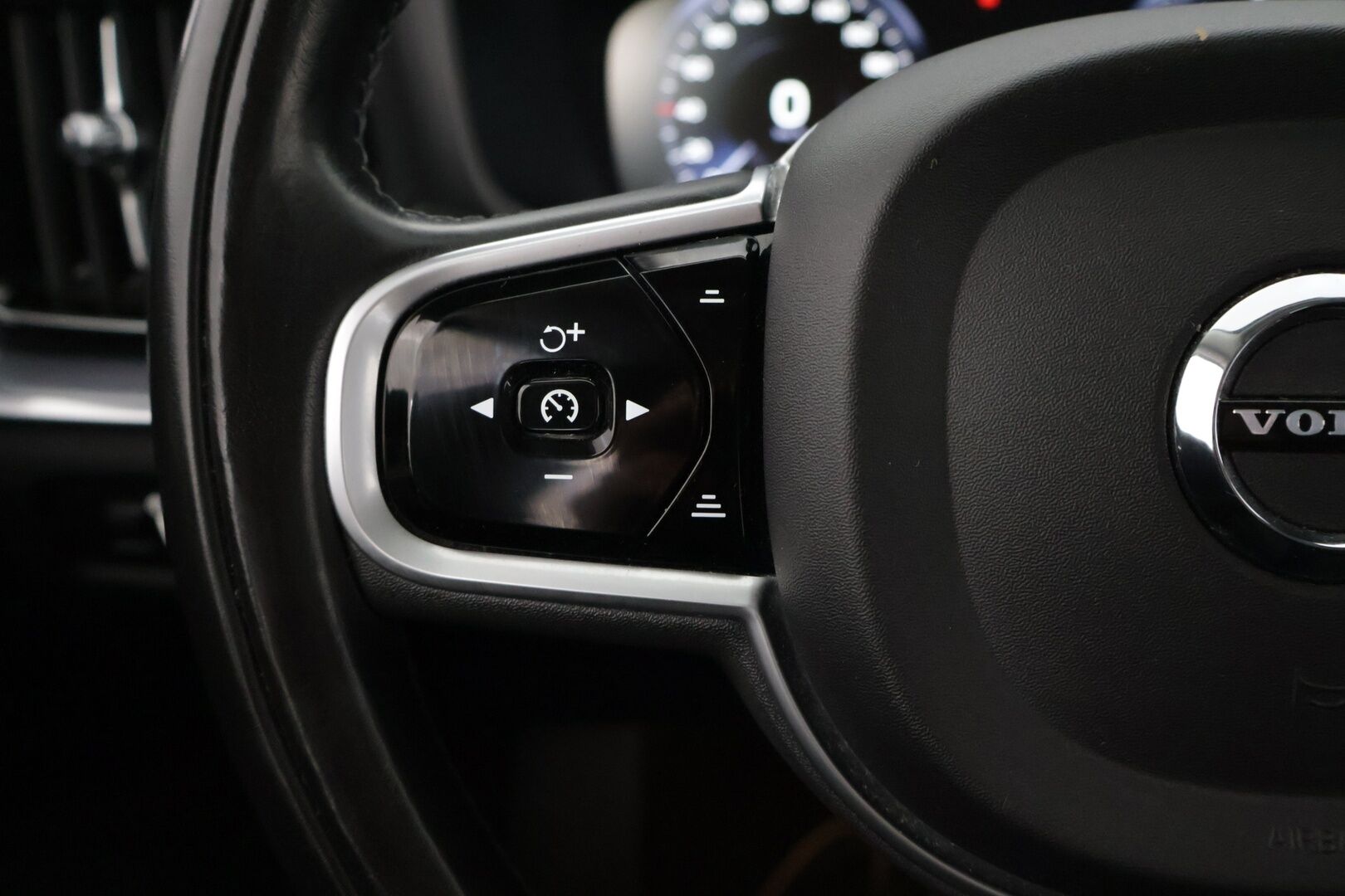 Volvo V60 Cross Country 2019 D4 AWD aut **Nahkasisusta / Sporttipenkit muistilla / VoC / ACC / 360 kamerat / Koukku ** - Hyvä huoltohistoria! / Jakohihna tehty 2024 - HULLUT AVAJAISHULINAT KORKOTARJOUS 3,29 %