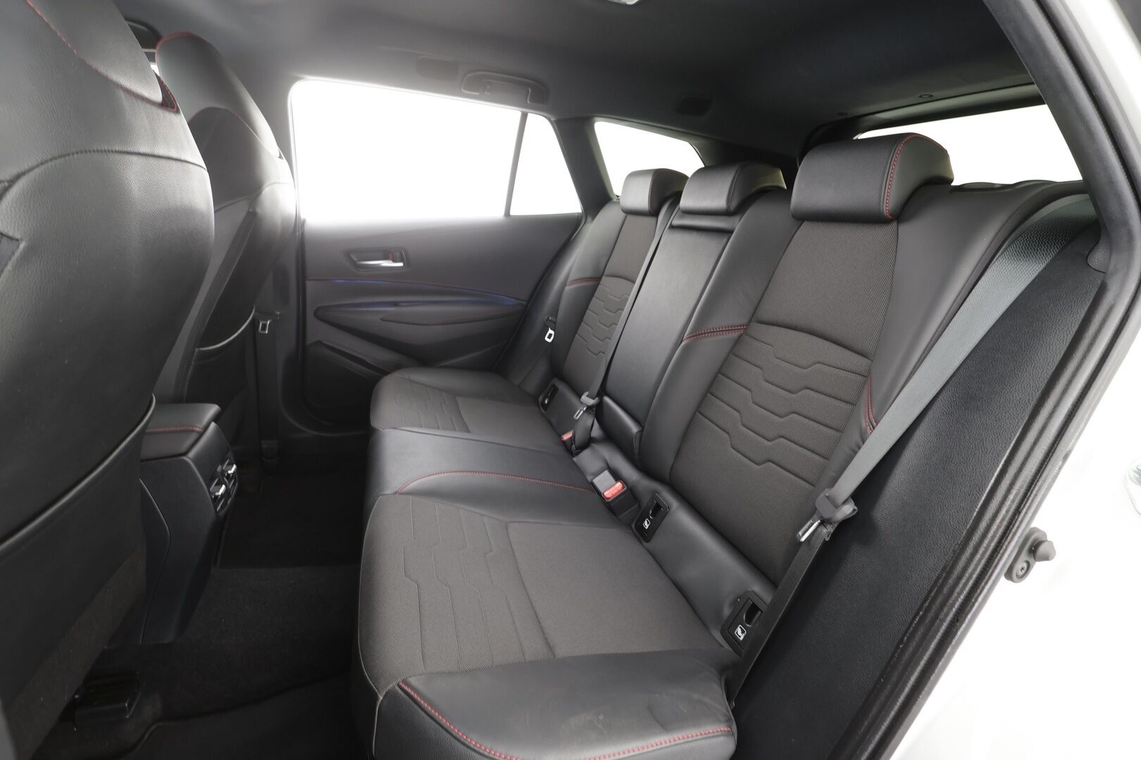Toyota Corolla 2019 Touring Sports 2,0 Hybrid Style - | Koukku | ACC | LED | Kamera | Sisätilanlämmitin | Navi | Kaistavahti | Keyless | Apple&Android | Suomi-auto | Kahdet renkaat alumiinivanteilla | Kattava huoltohistoria!