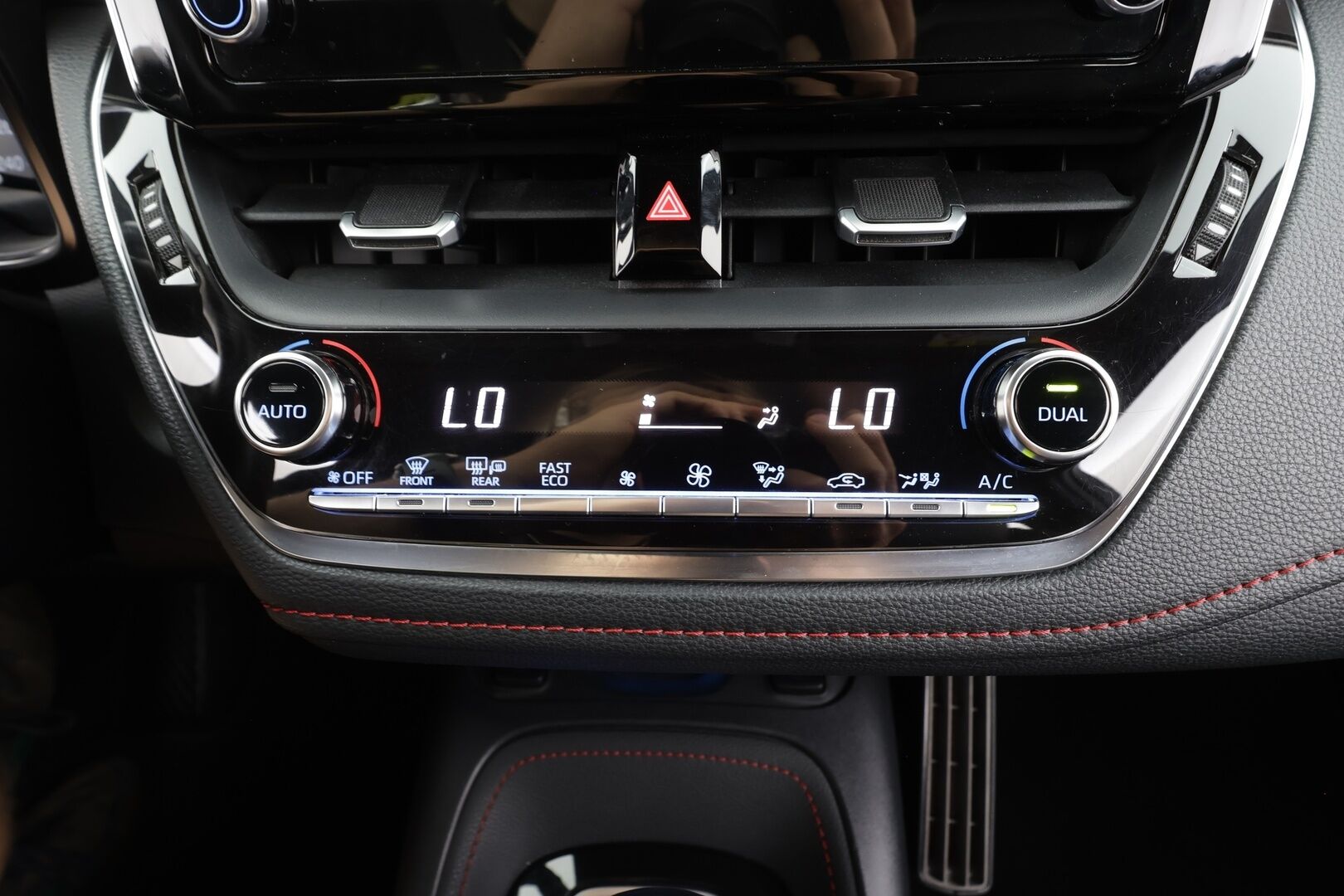 Toyota Corolla 2019 Touring Sports 2,0 Hybrid Style - | Koukku | ACC | LED | Kamera | Sisätilanlämmitin | Navi | Kaistavahti | Keyless | Apple&Android | Suomi-auto | Kahdet renkaat alumiinivanteilla | Kattava huoltohistoria!