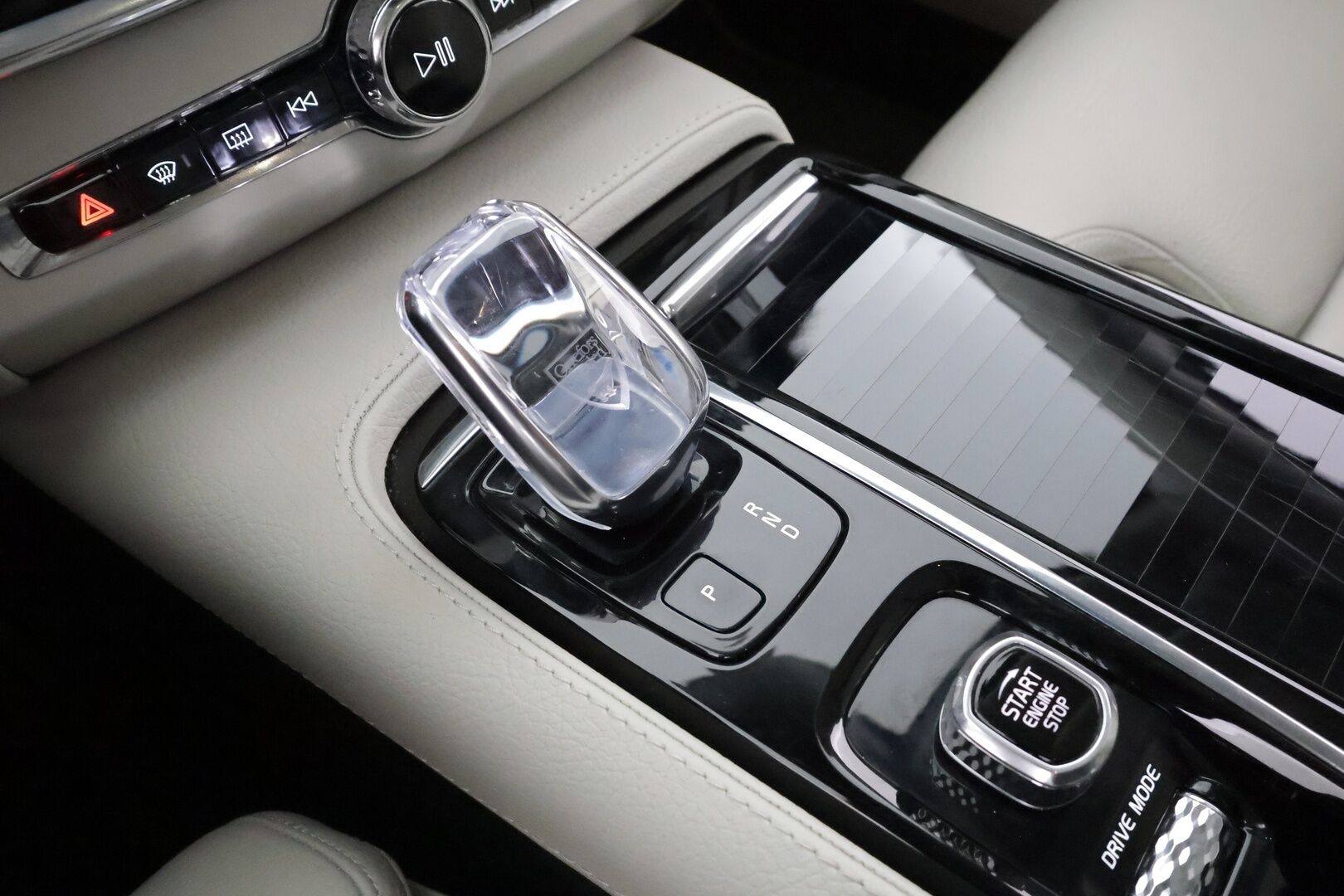 Volvo V90 2020 T8 TwE AWD Business Inscription aut - Suomiauto | Webasto | Harman&Kardon | Panoraama | Ilma-Alusta | Peruutuskamera | Full LED | Nahkasisusta | Supervarusteet!