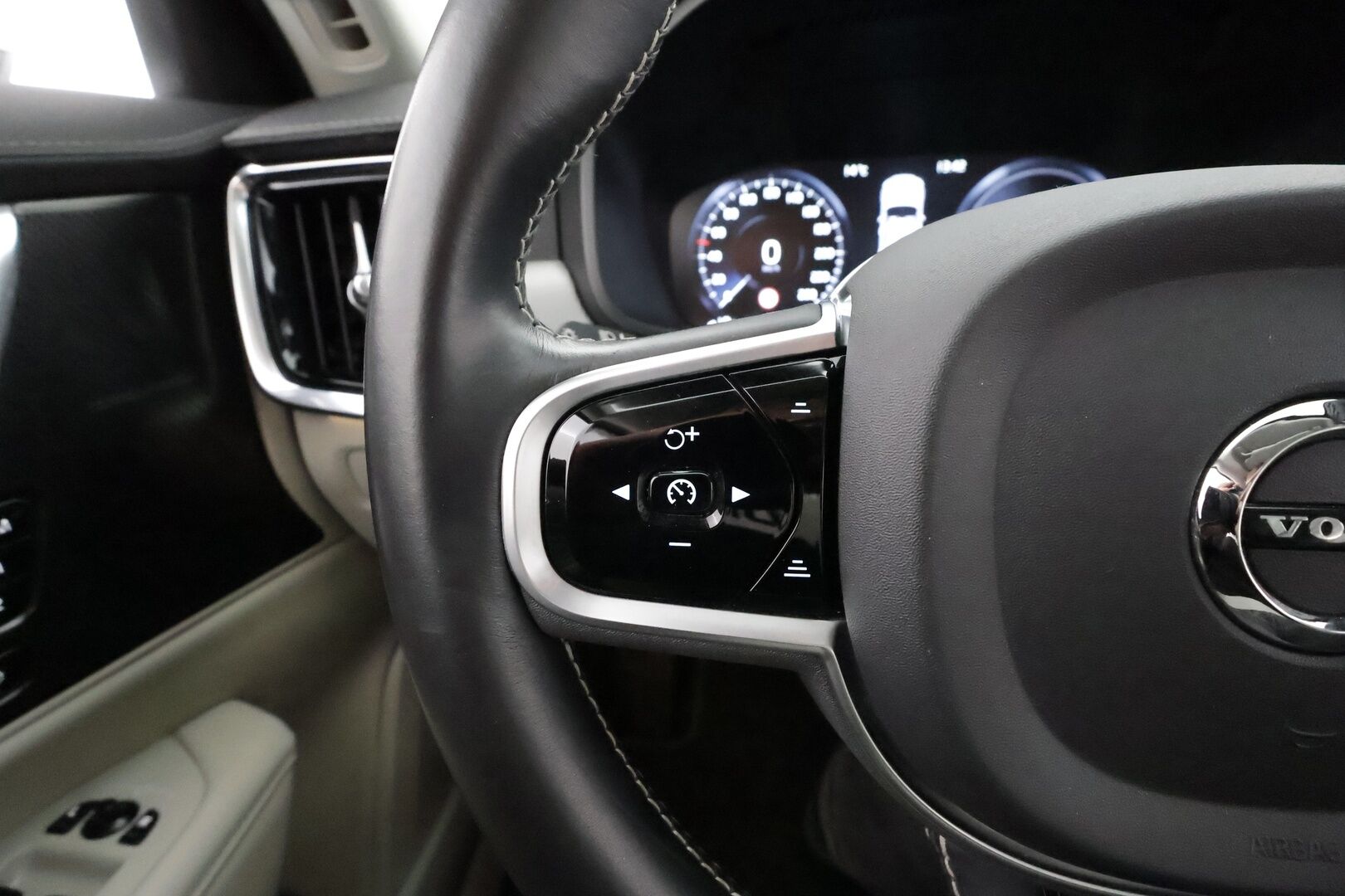 Volvo V90 2020 T8 TwE AWD Business Inscription aut - Suomiauto | Webasto | Harman&Kardon | Panoraama | Ilma-Alusta | Peruutuskamera | Full LED | Nahkasisusta | Supervarusteet!