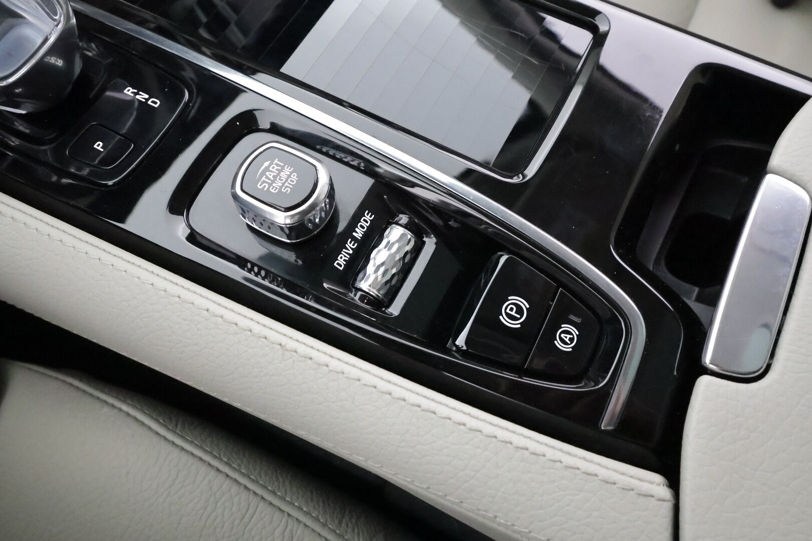 Volvo V90 2020 T8 TwE AWD Business Inscription aut - Suomiauto | Webasto | Harman&Kardon | Panoraama | Ilma-Alusta | Peruutuskamera | Full LED | Nahkasisusta | Supervarusteet!