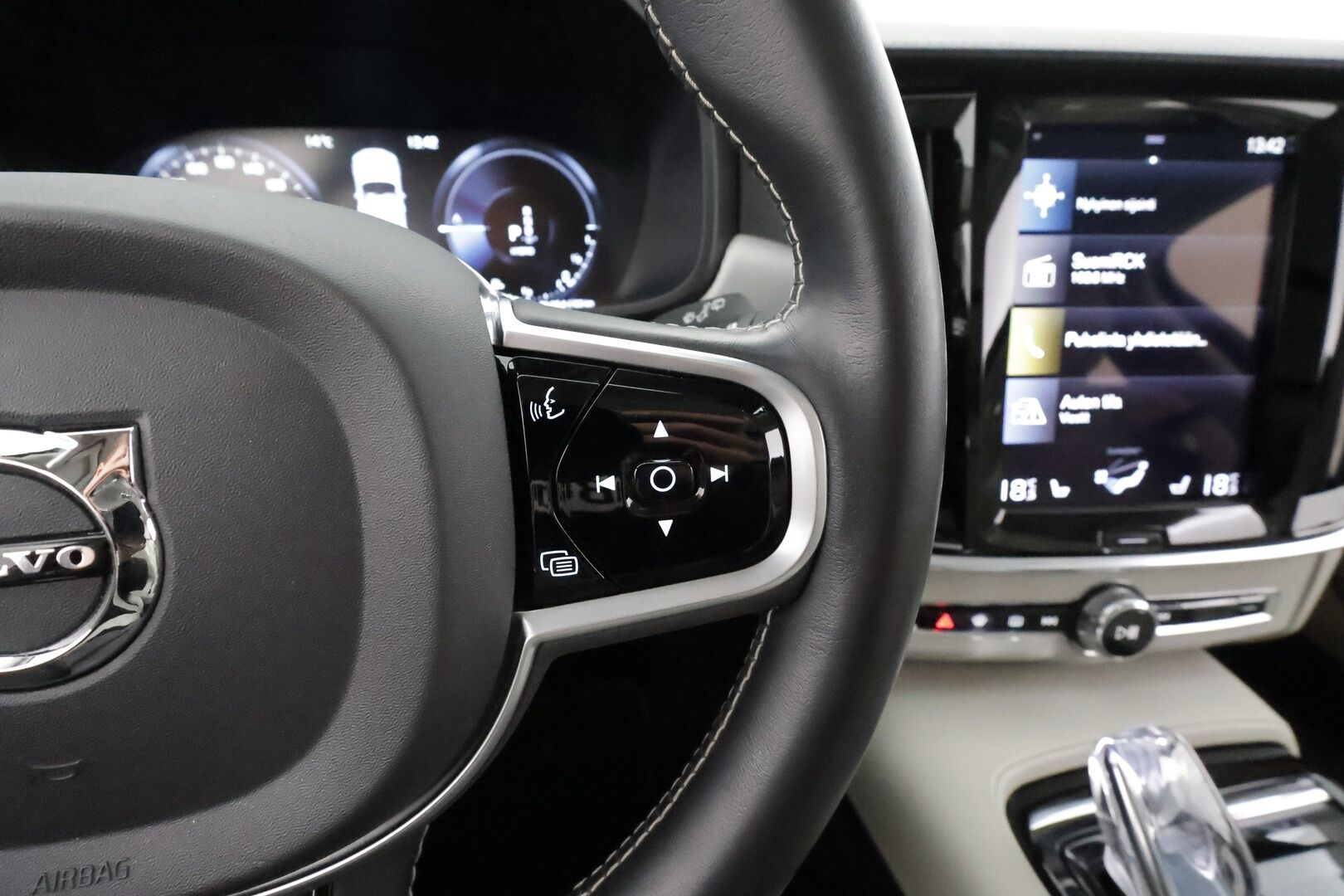 Volvo V90 2020 T8 TwE AWD Business Inscription aut - Suomiauto | Webasto | Harman&Kardon | Panoraama | Ilma-Alusta | Peruutuskamera | Full LED | Nahkasisusta | Supervarusteet!