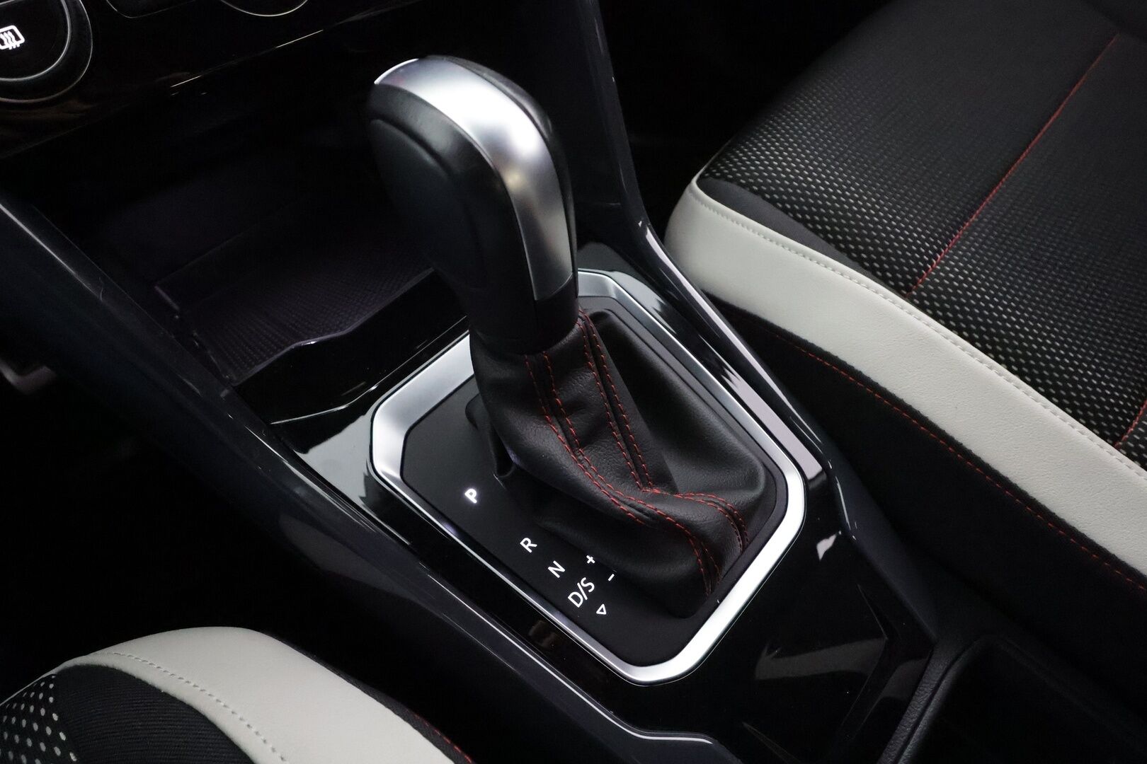 Volkswagen T-Roc 2020 Sport 1,5 TSI EVO 110 kW DSG * Webasto / ACC / LED / P.tutkat / Kaistavahti * - Suomi-auto / Kahdet renkaat 