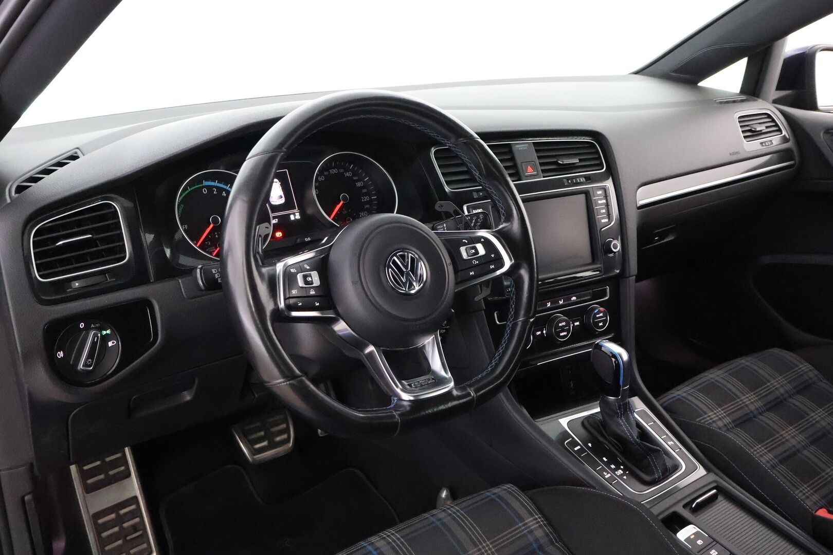 Volkswagen Golf 2016 GTE Plug-In Hybrid DSG Aut - *Akkupaketti uusittu / Vetokoukku / Särmä huoltokirja / Led-ajovalot / Näyttävä!!* *MYYDÄÄN HUUTOKAUPAT.COMISSA!!*