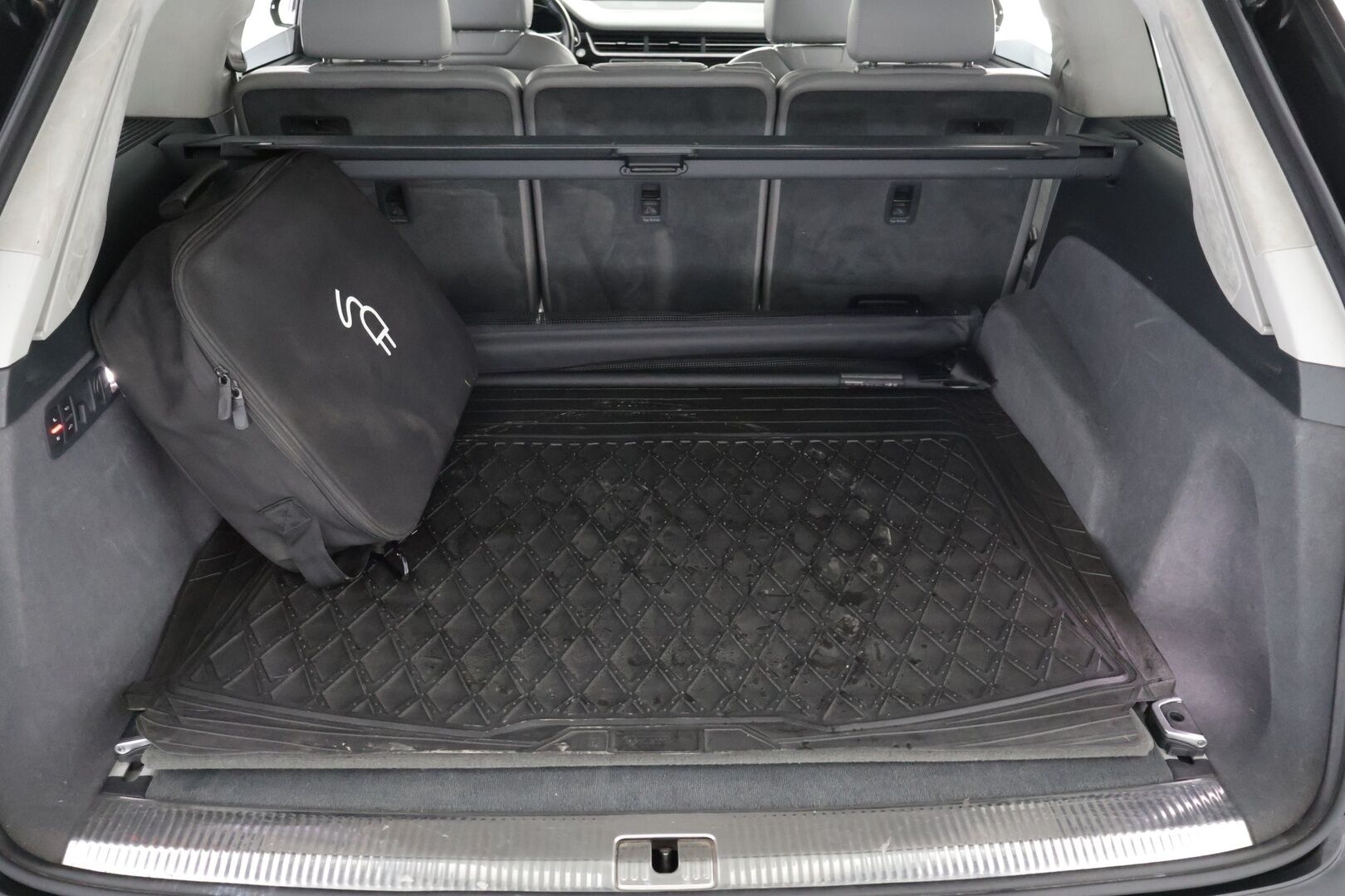 Audi Q7 2016 Q7 3,0 V6 TDI e-tron quattro tiptronic Business** YritysOutlet - Myydään vain yrityksille - SOH 94 % | ACC | HUD | Panorama | Matrix LED | B&O | 360° Kamera | Hierovat & Tuuletetut Nahkaistuimet | Vetokoukku | Navi
